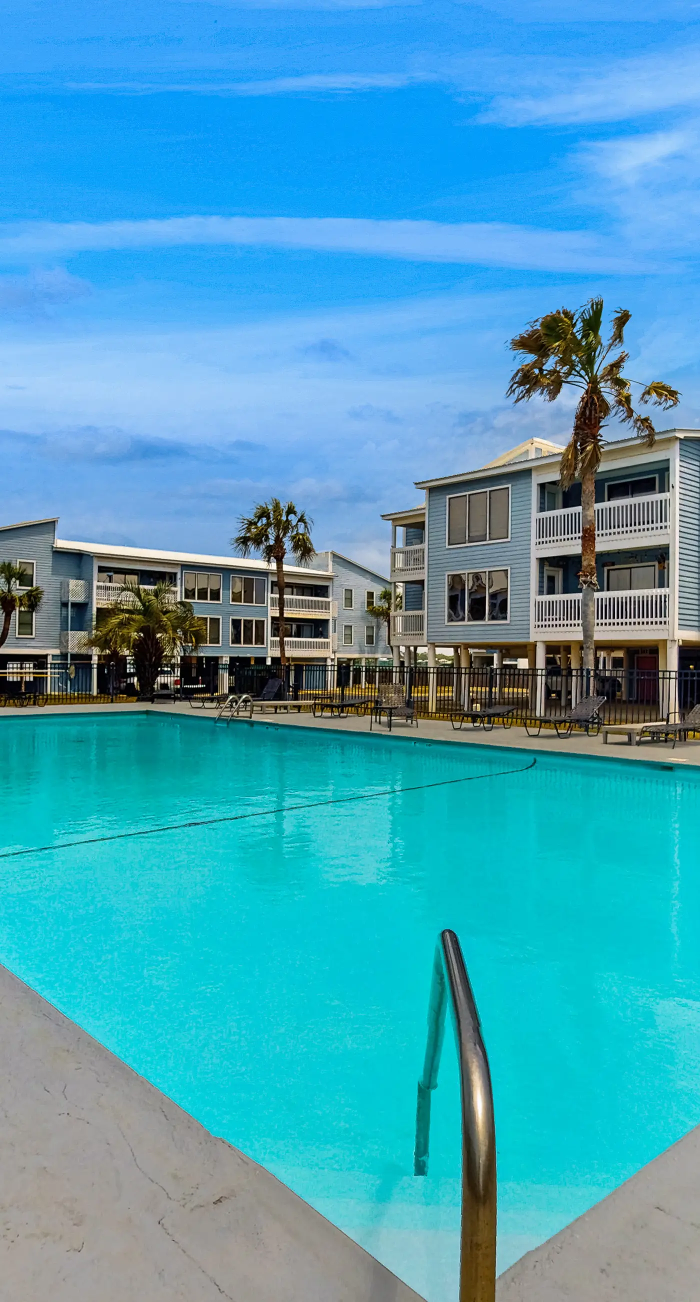 Bright & Beautiful Condo with Shared Pool, Boat & Fishing Pier, Balcony, AC