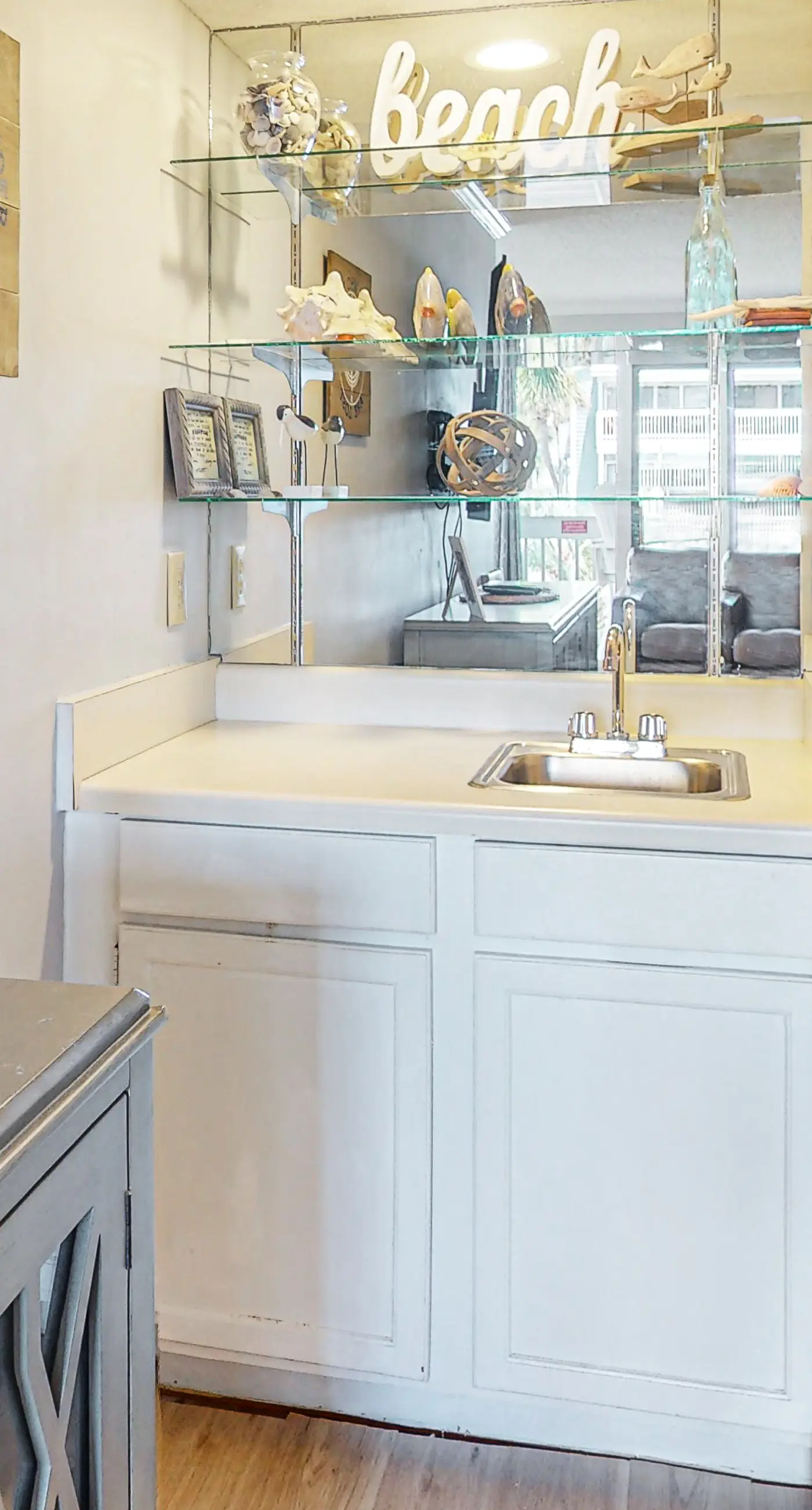 Bright & Beautiful Condo with Shared Pool, Boat & Fishing Pier, Balcony, AC