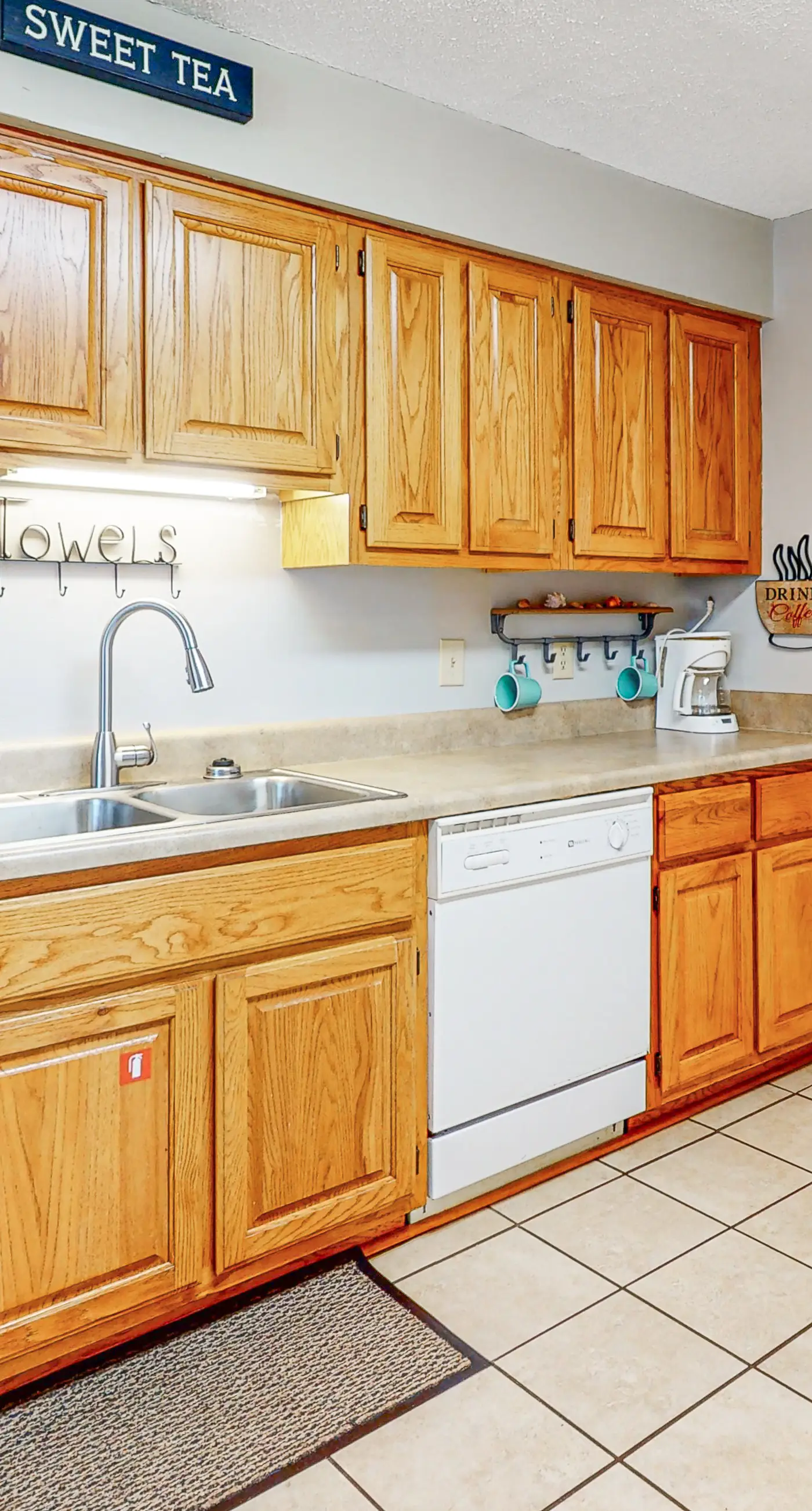 Bright & Beautiful Condo with Shared Pool, Boat & Fishing Pier, Balcony, AC