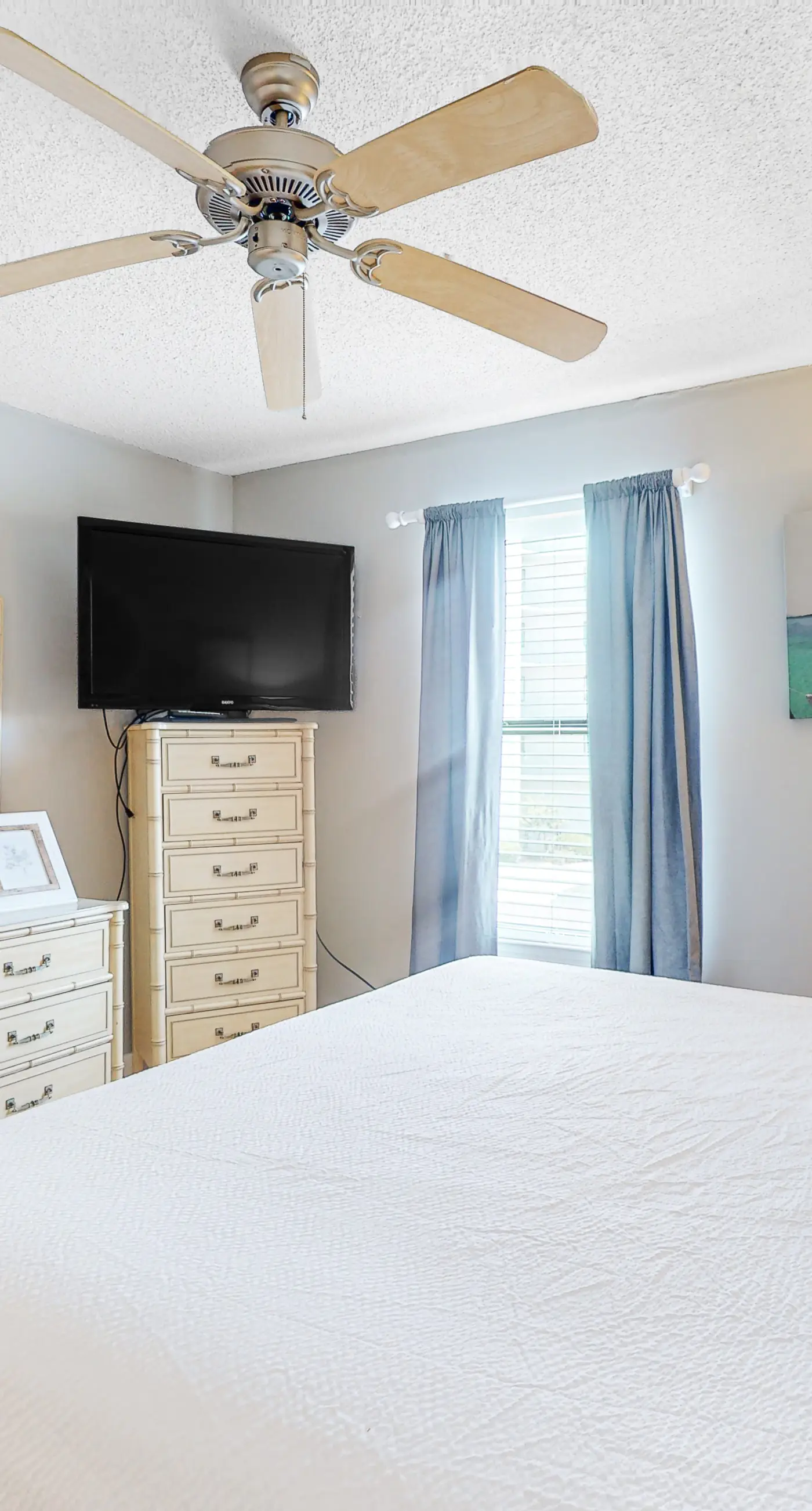 Bright & Beautiful Condo with Shared Pool, Boat & Fishing Pier, Balcony, AC