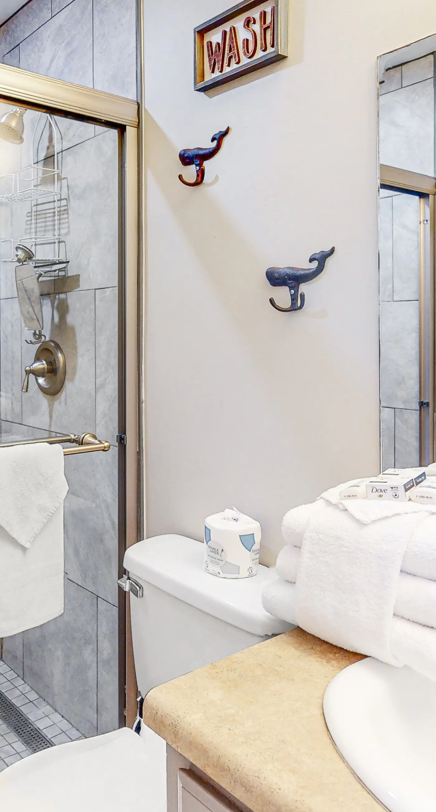 Bright & Beautiful Condo with Shared Pool, Boat & Fishing Pier, Balcony, AC