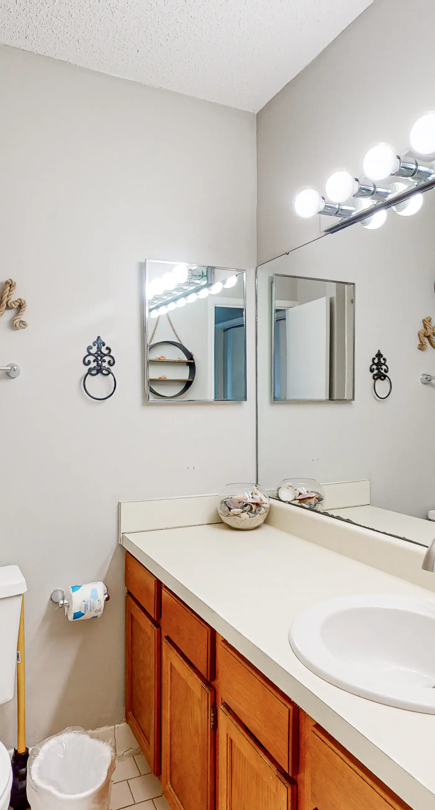 Bright & Beautiful Condo with Shared Pool, Boat & Fishing Pier, Balcony, AC