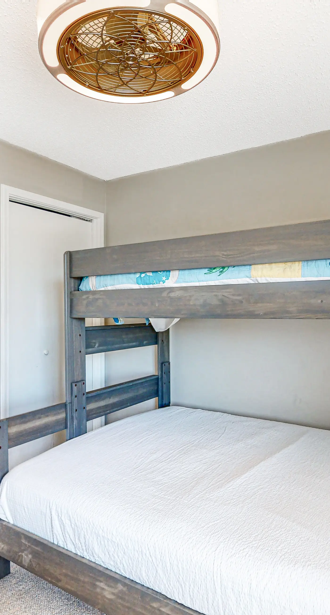 Bright & Beautiful Condo with Shared Pool, Boat & Fishing Pier, Balcony, AC