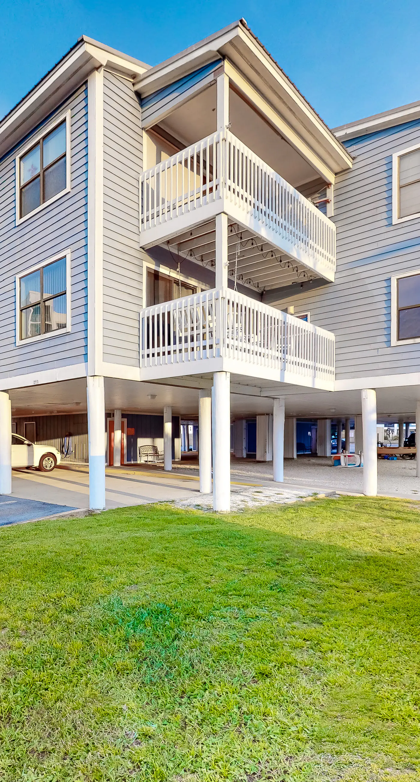 Bright & Beautiful Condo with Shared Pool, Boat & Fishing Pier, Balcony, AC