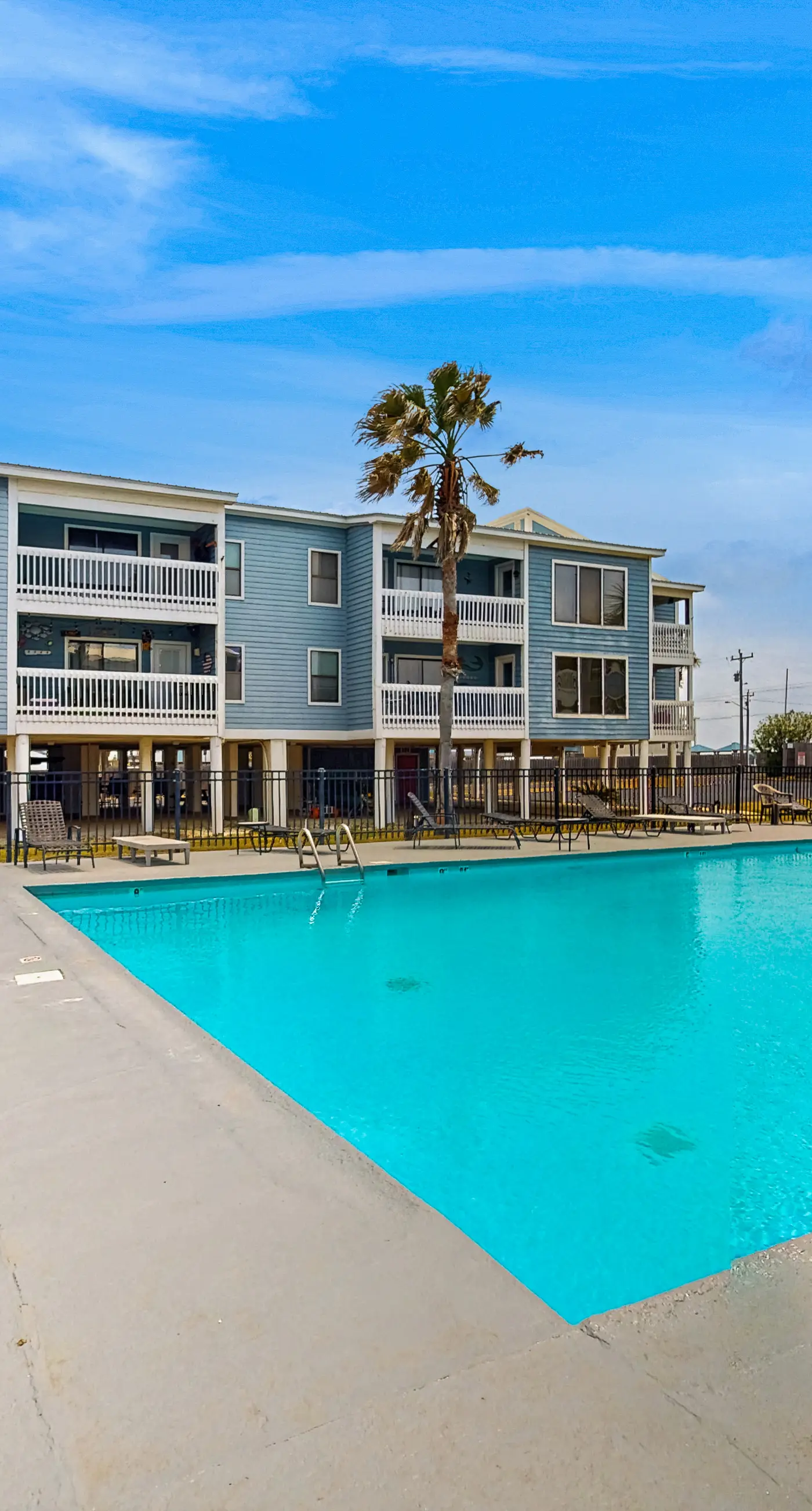 Bright & Beautiful Condo with Shared Pool, Boat & Fishing Pier, Balcony, AC