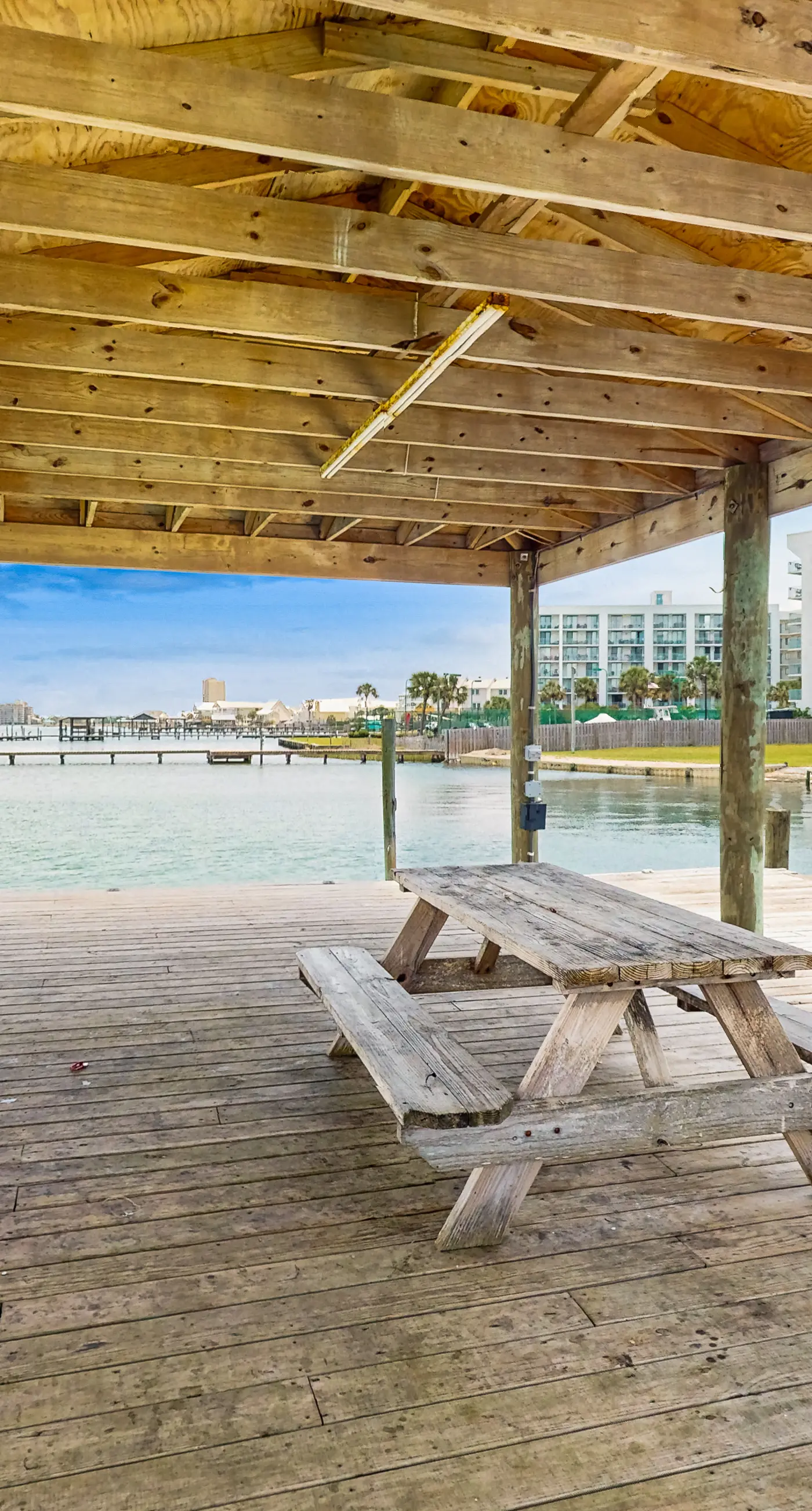 Bright & Beautiful Condo with Shared Pool, Boat & Fishing Pier, Balcony, AC