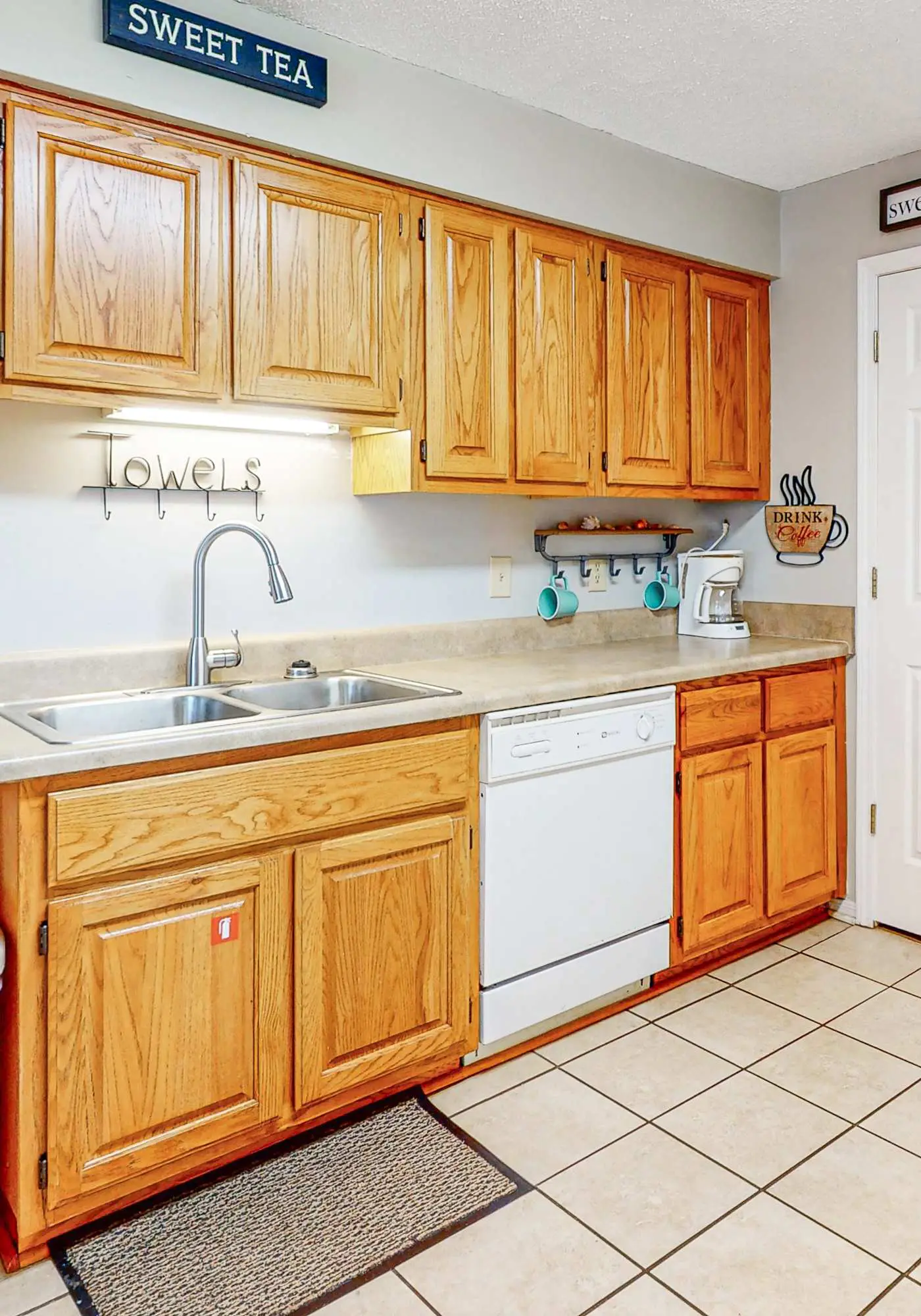 Bright & Beautiful Condo with Shared Pool, Boat & Fishing Pier, Balcony, AC