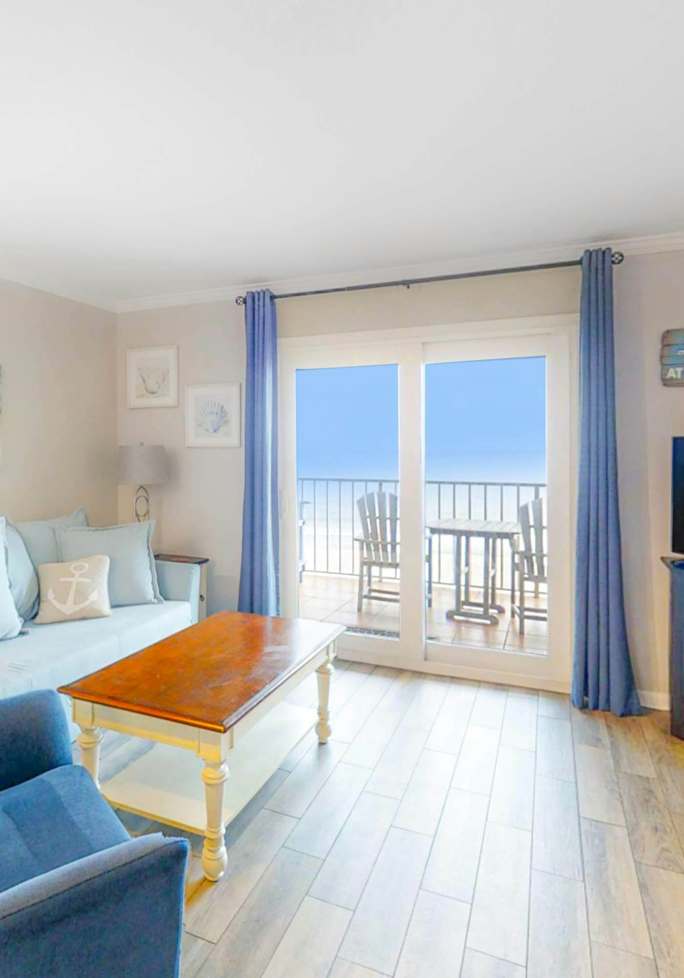 Attractive and Convenient Gulf-Front Home Right on Beach with Shared Pool, Hot Tub