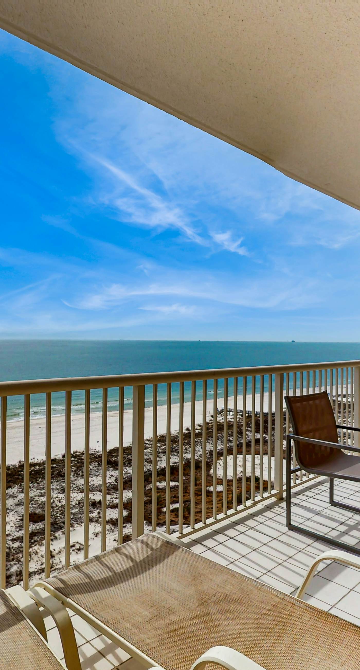 Fantastic Condo on 11th Floor with Gorgeous Views of the Water, Shared Pool,Hot Tub