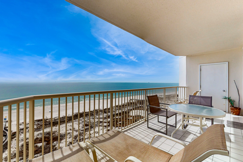 Fantastic Condo on 11th Floor with Gorgeous Views of the Water, Shared Pool,Hot Tub