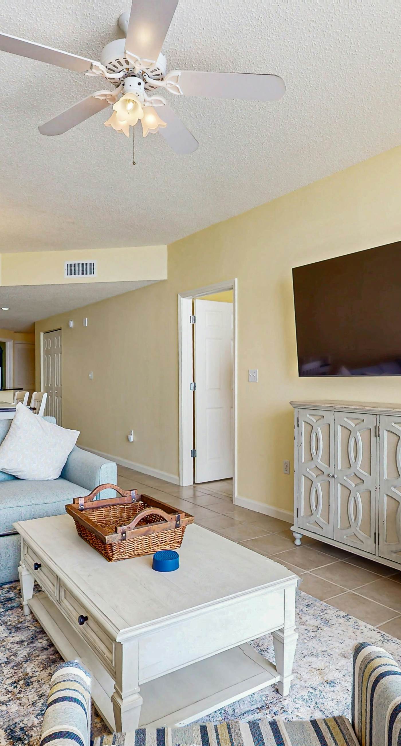 Fantastic Condo on 11th Floor with Gorgeous Views of the Water, Shared Pool,Hot Tub