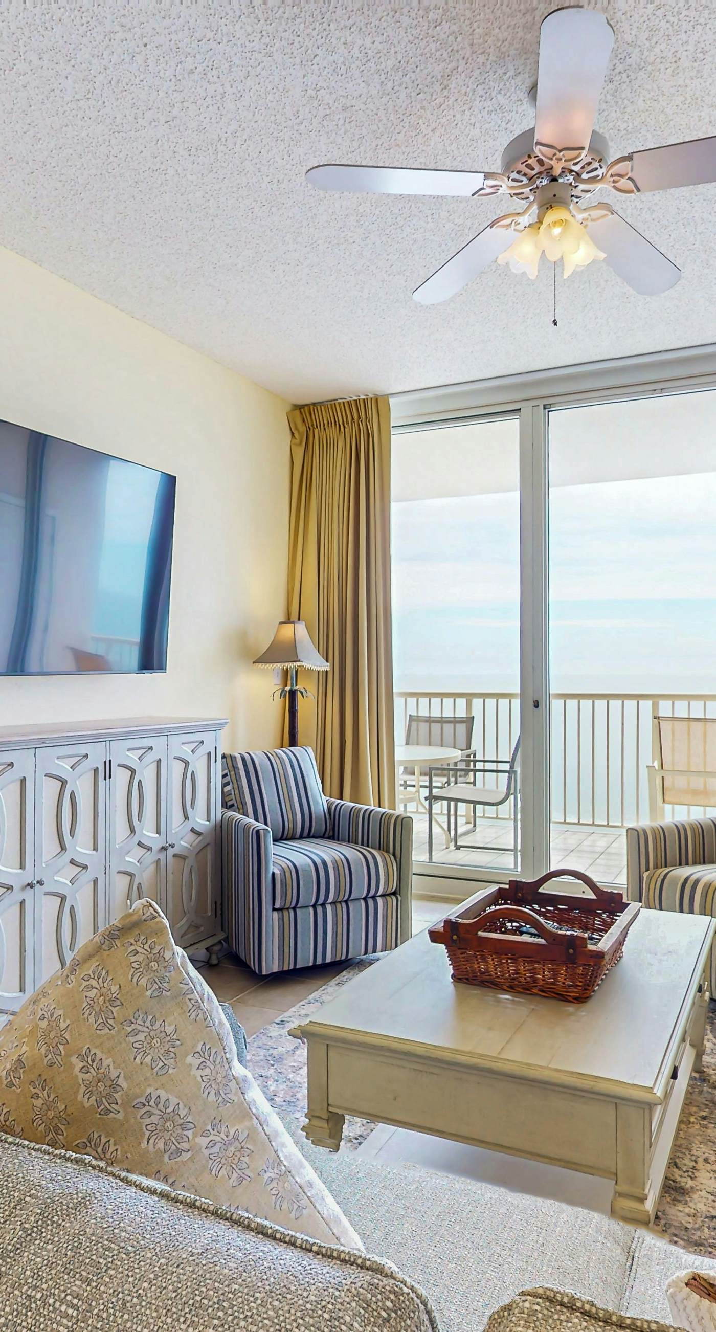 Fantastic Condo on 11th Floor with Gorgeous Views of the Water, Shared Pool,Hot Tub