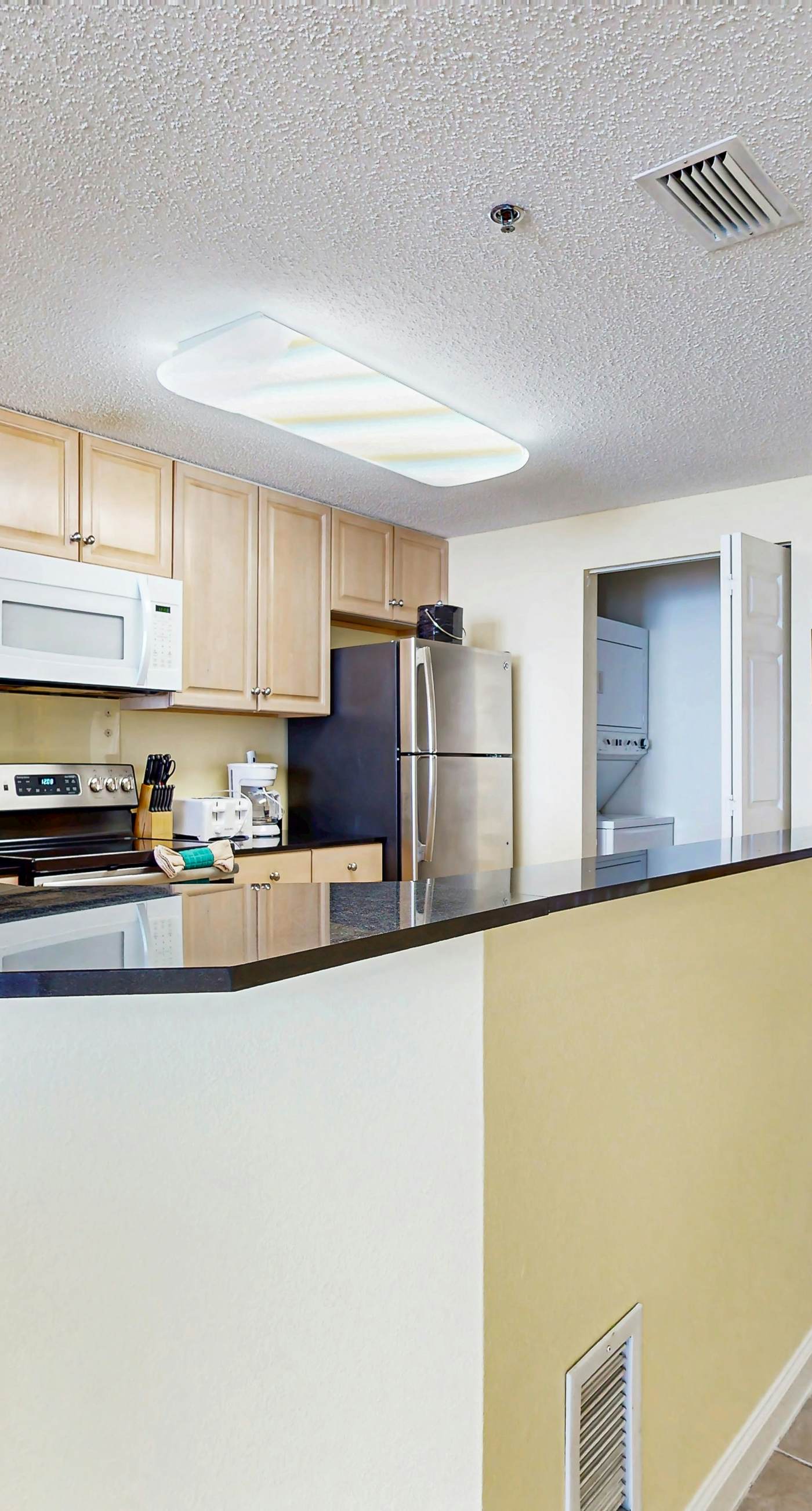 Fantastic Condo on 11th Floor with Gorgeous Views of the Water, Shared Pool,Hot Tub