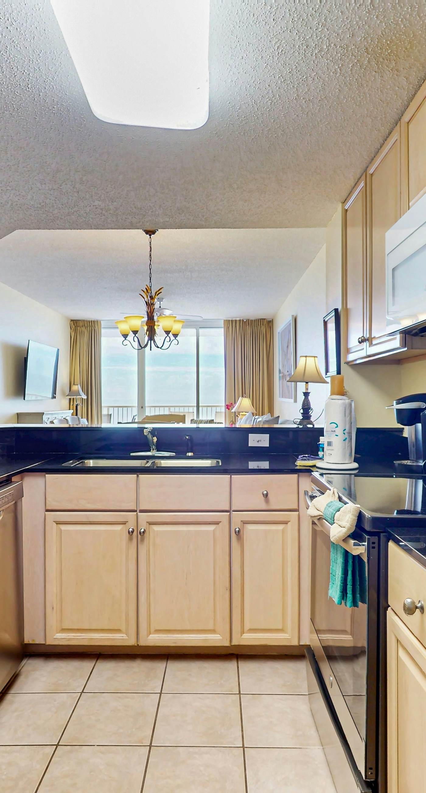 Fantastic Condo on 11th Floor with Gorgeous Views of the Water, Shared Pool,Hot Tub