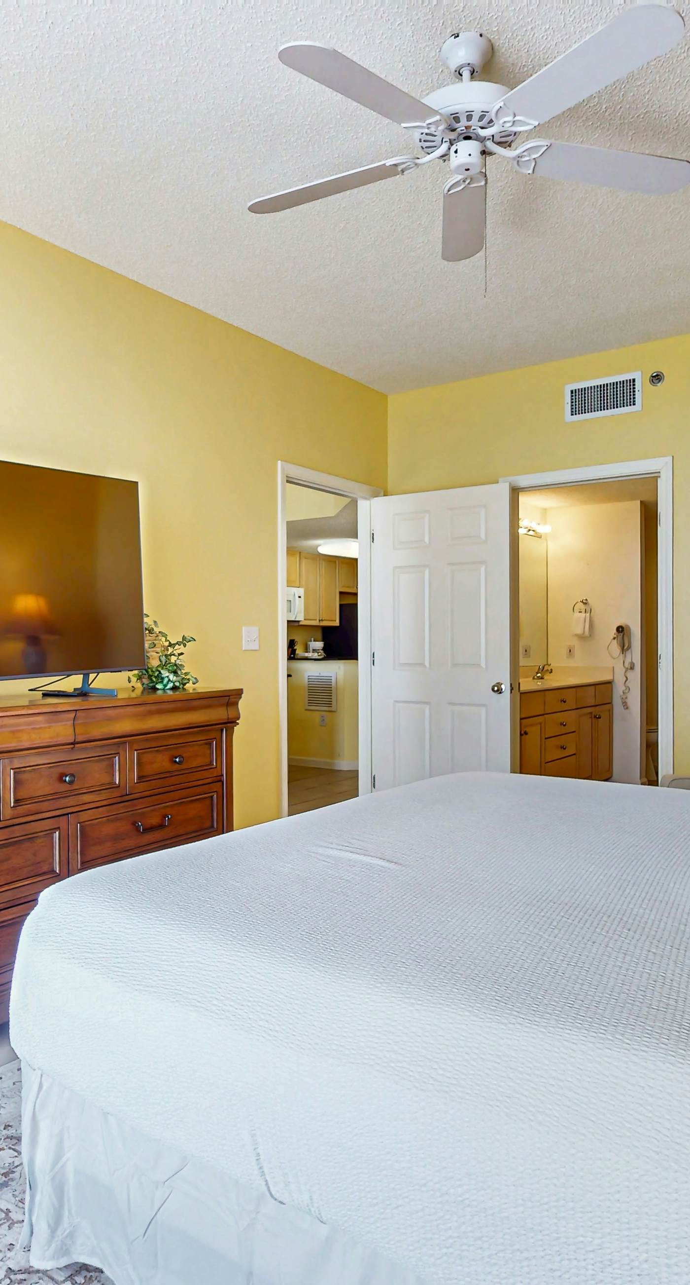 Fantastic Condo on 11th Floor with Gorgeous Views of the Water, Shared Pool,Hot Tub