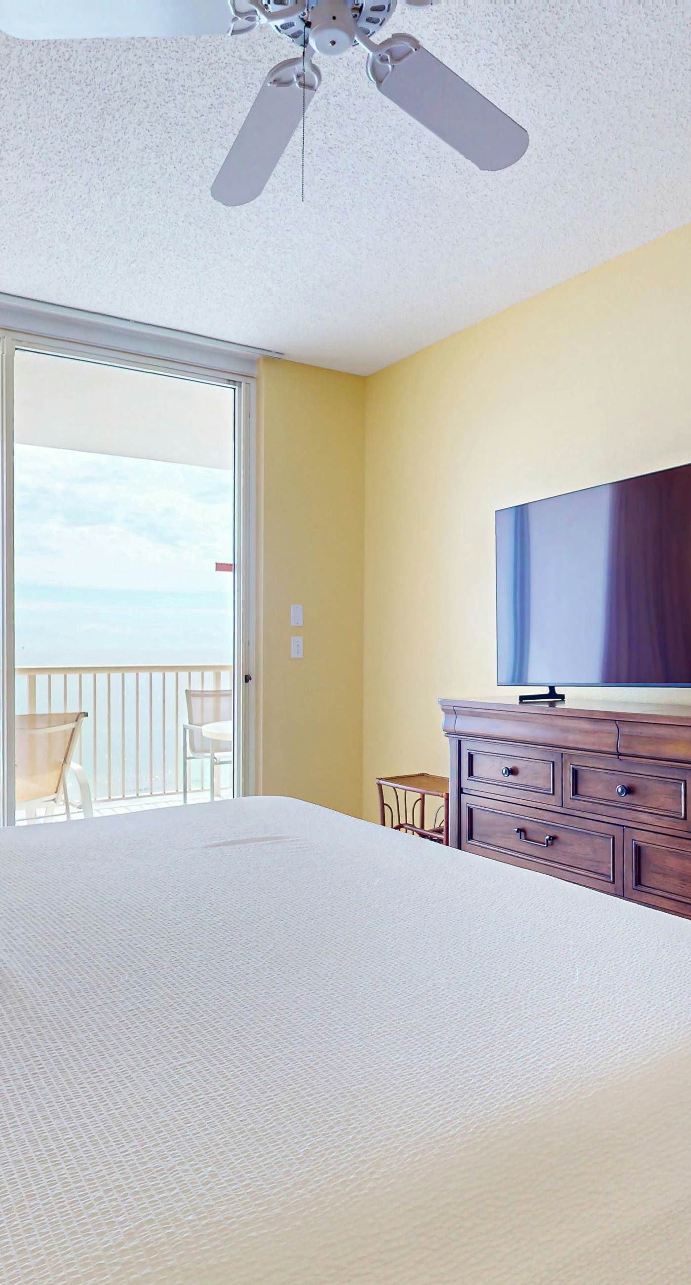 Fantastic Condo on 11th Floor with Gorgeous Views of the Water, Shared Pool,Hot Tub