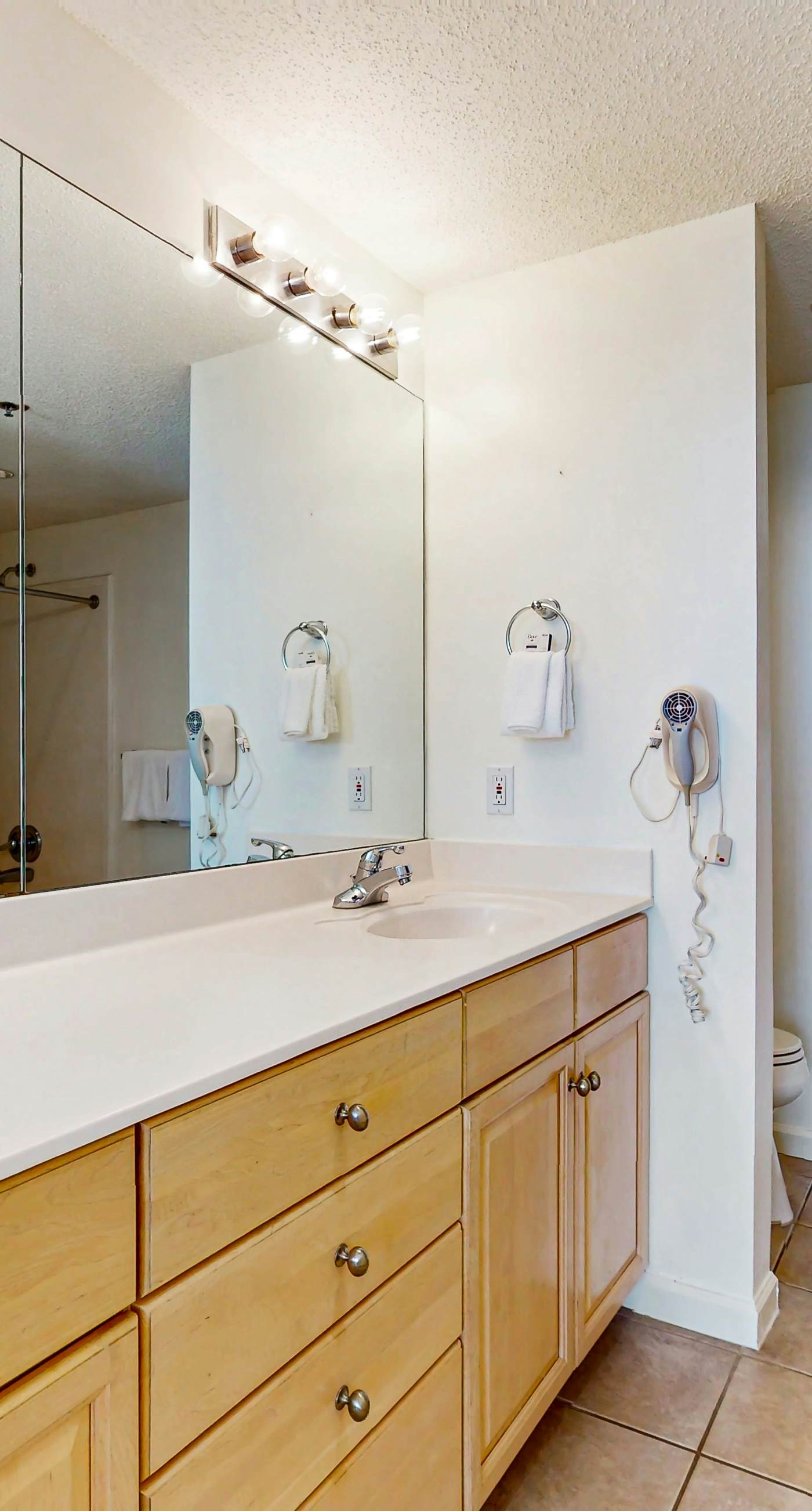 Fantastic Condo on 11th Floor with Gorgeous Views of the Water, Shared Pool,Hot Tub