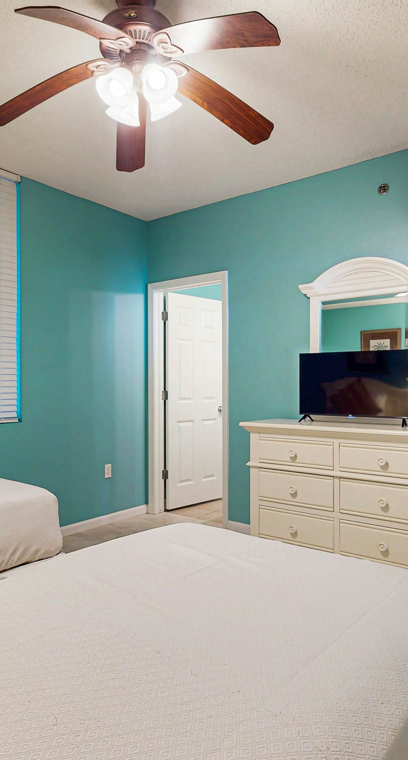 Fantastic Condo on 11th Floor with Gorgeous Views of the Water, Shared Pool,Hot Tub