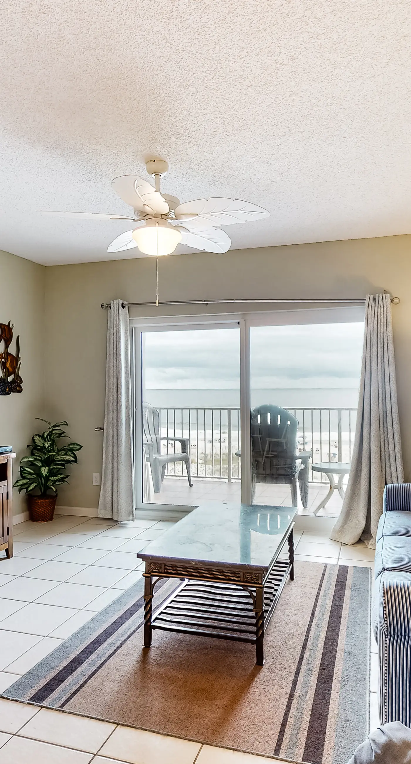 Bright and Nicely Decorated Condo in Gulf-Front Condo w/Shared Pool, WiFi