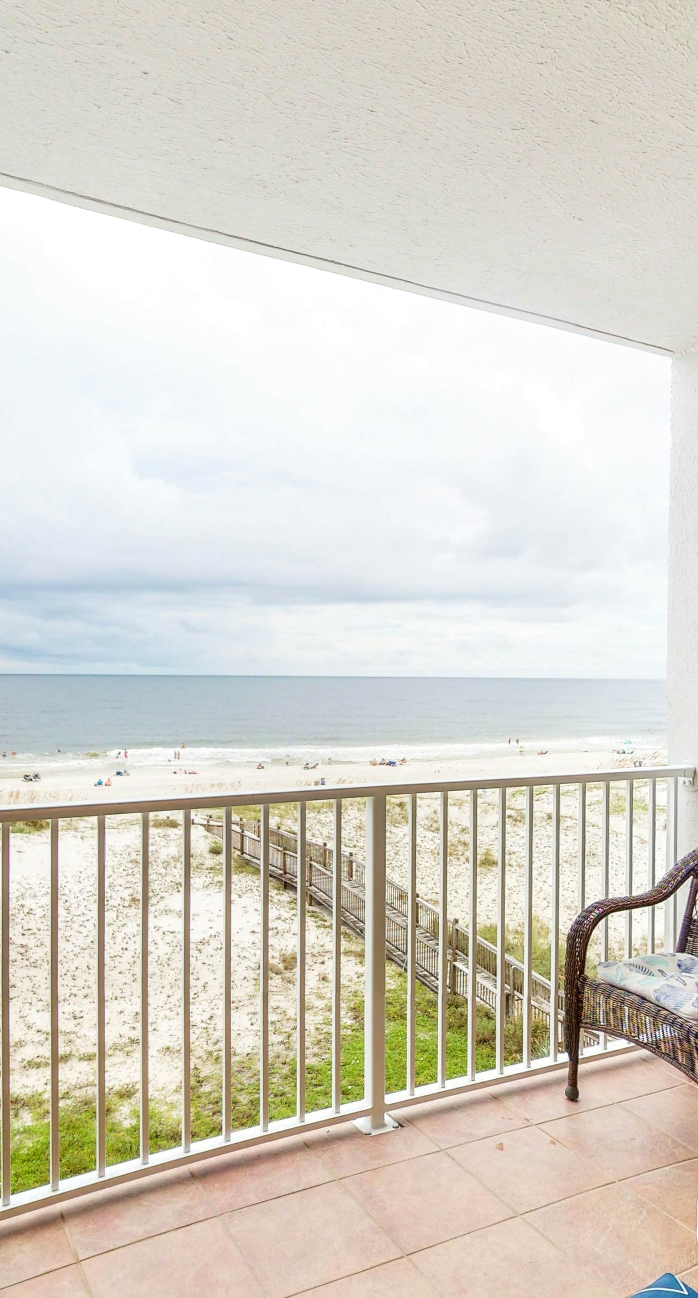 Bright and Nicely Decorated Condo in Gulf-Front Condo w/Shared Pool, WiFi