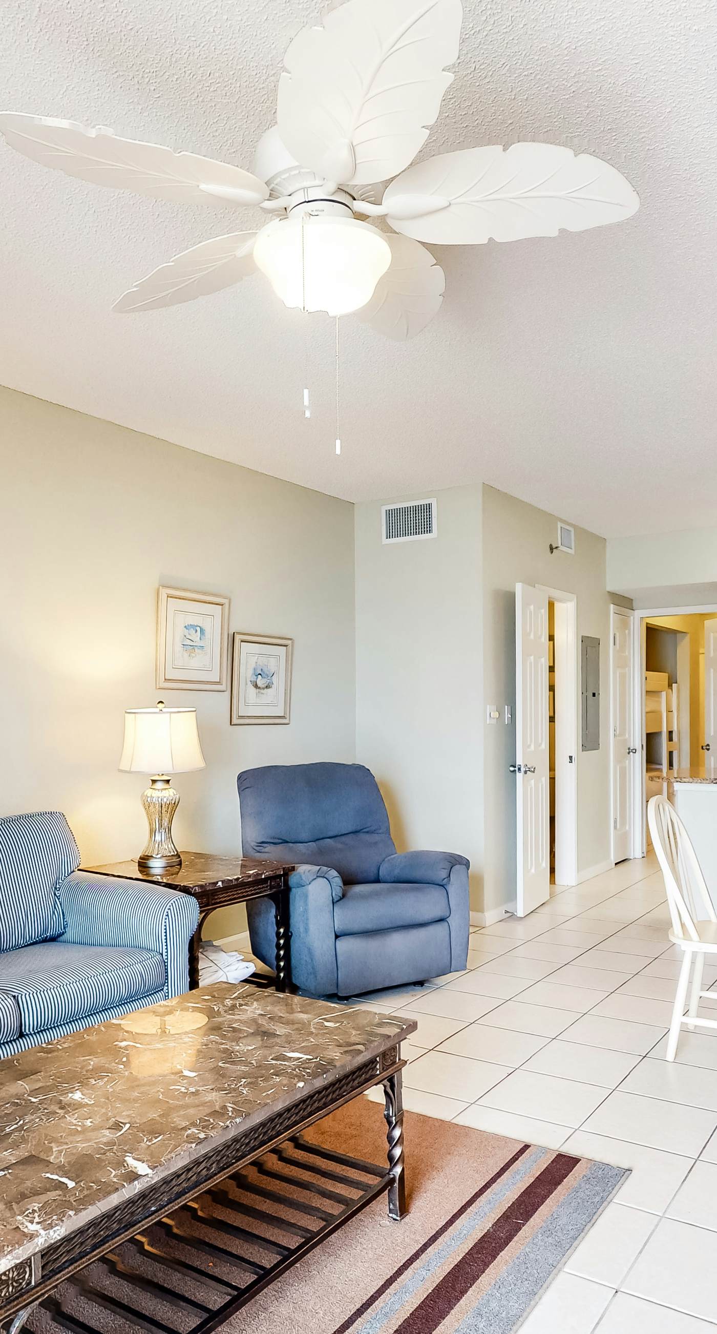 Bright and Nicely Decorated Condo in Gulf-Front Condo w/Shared Pool, WiFi