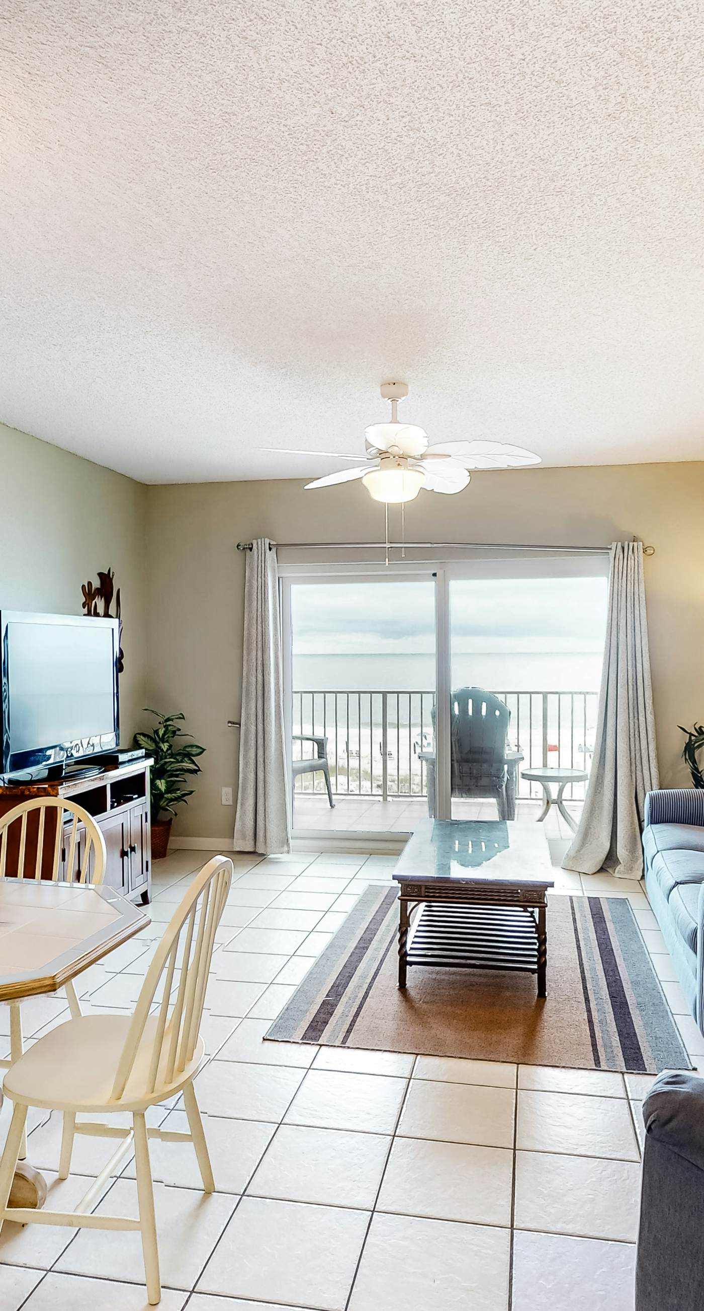 Bright and Nicely Decorated Condo in Gulf-Front Condo w/Shared Pool, WiFi