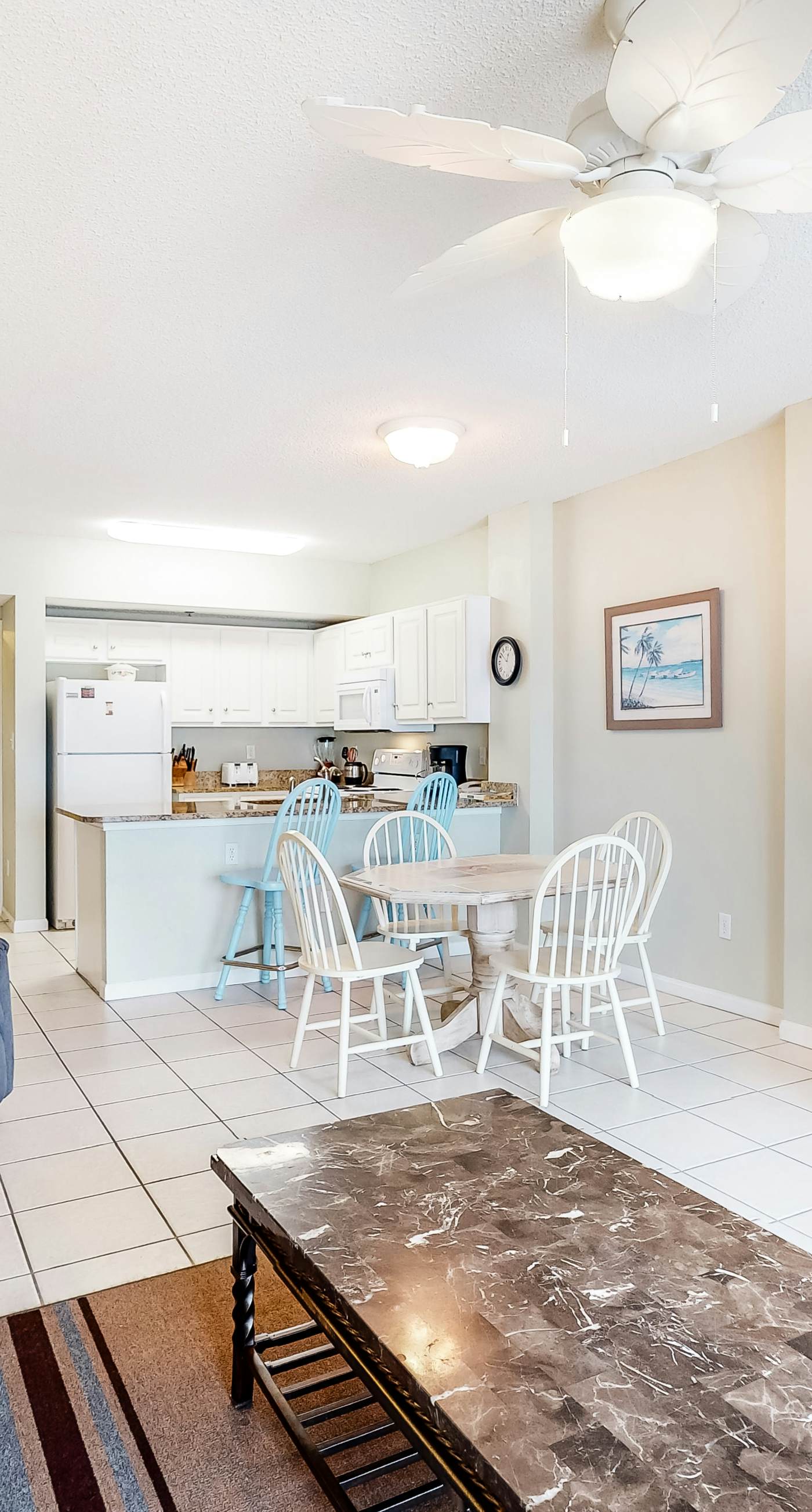 Bright and Nicely Decorated Condo in Gulf-Front Condo w/Shared Pool, WiFi