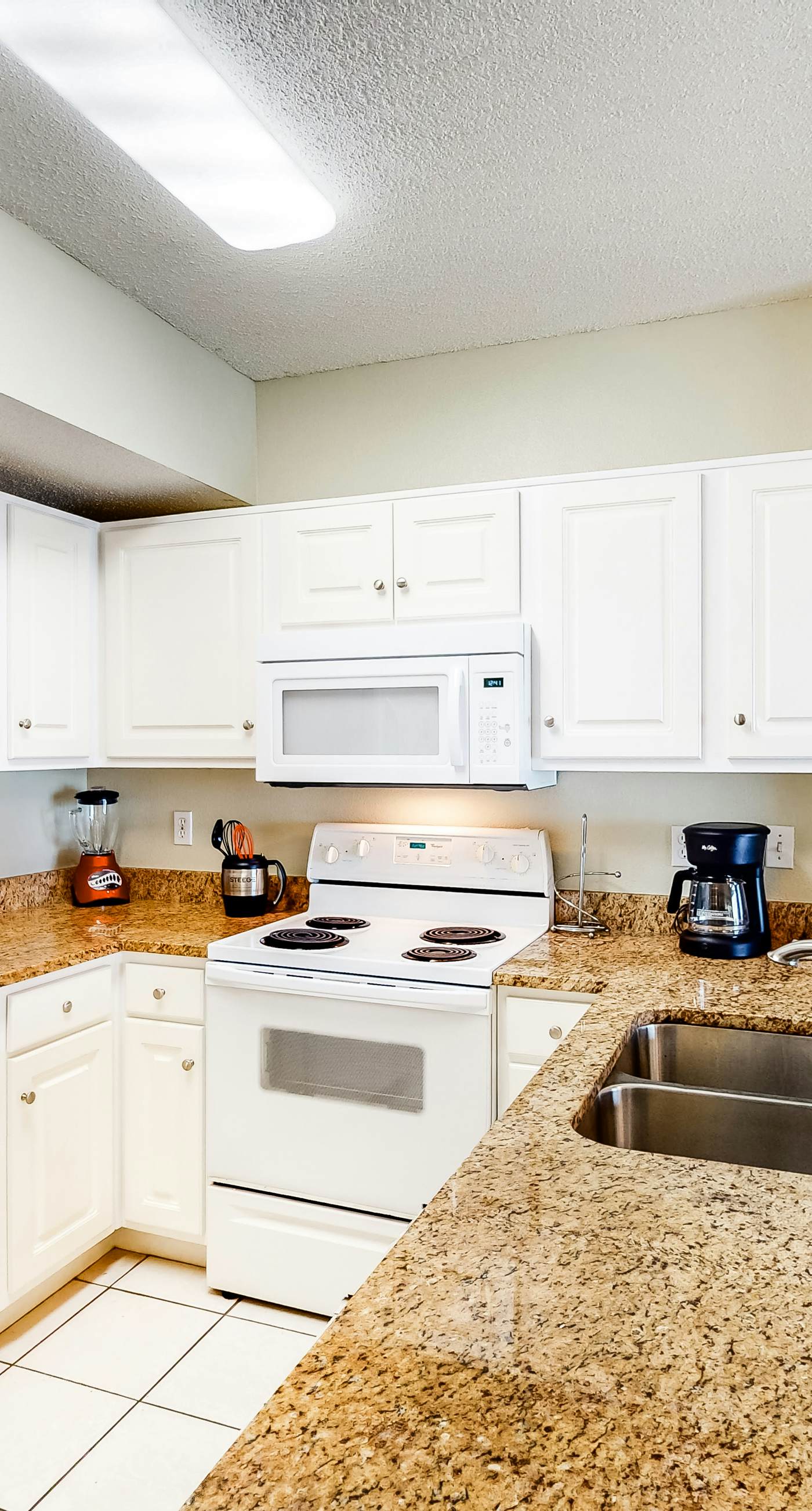 Bright and Nicely Decorated Condo in Gulf-Front Condo w/Shared Pool, WiFi