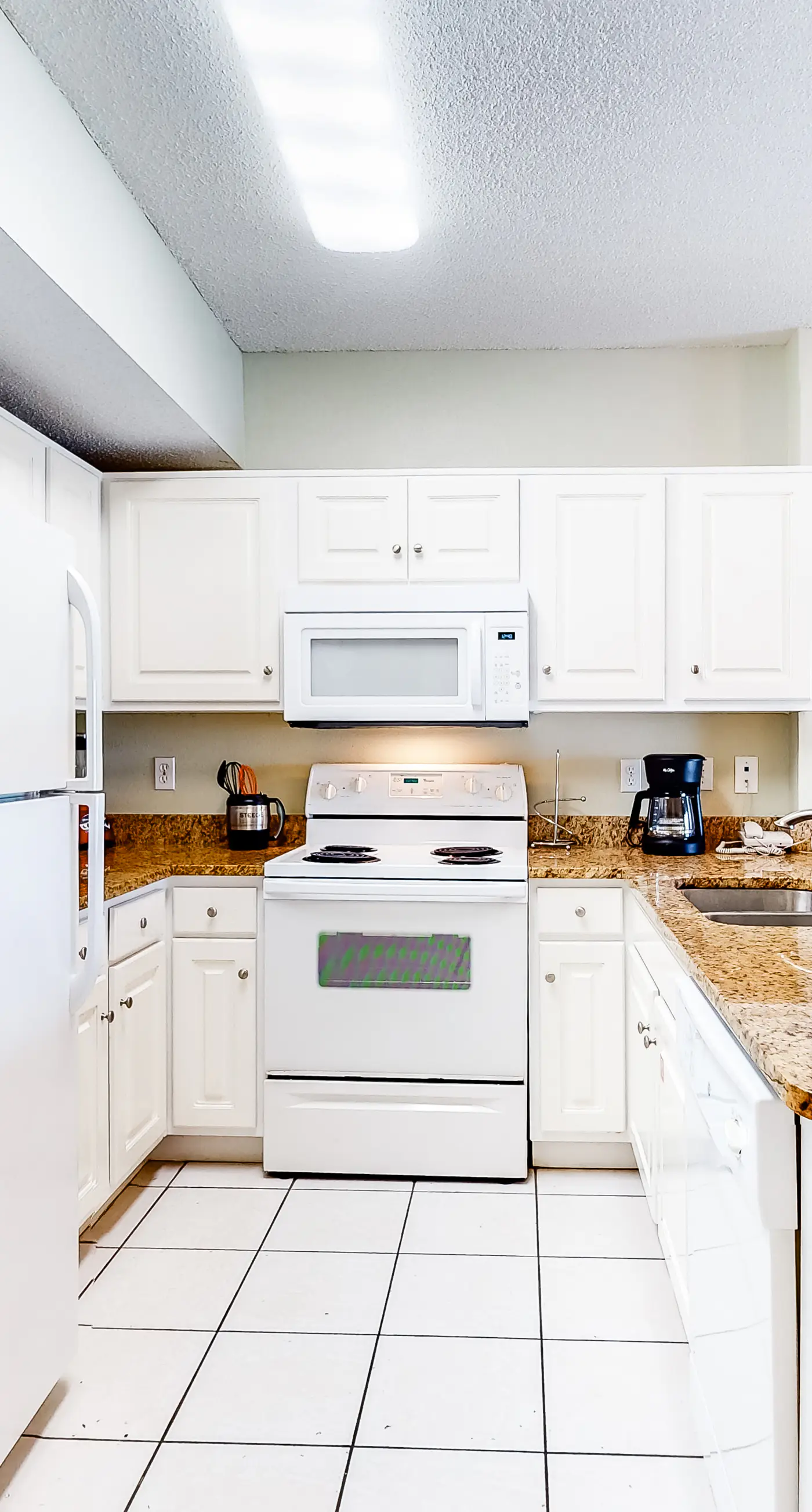 Bright and Nicely Decorated Condo in Gulf-Front Condo w/Shared Pool, WiFi