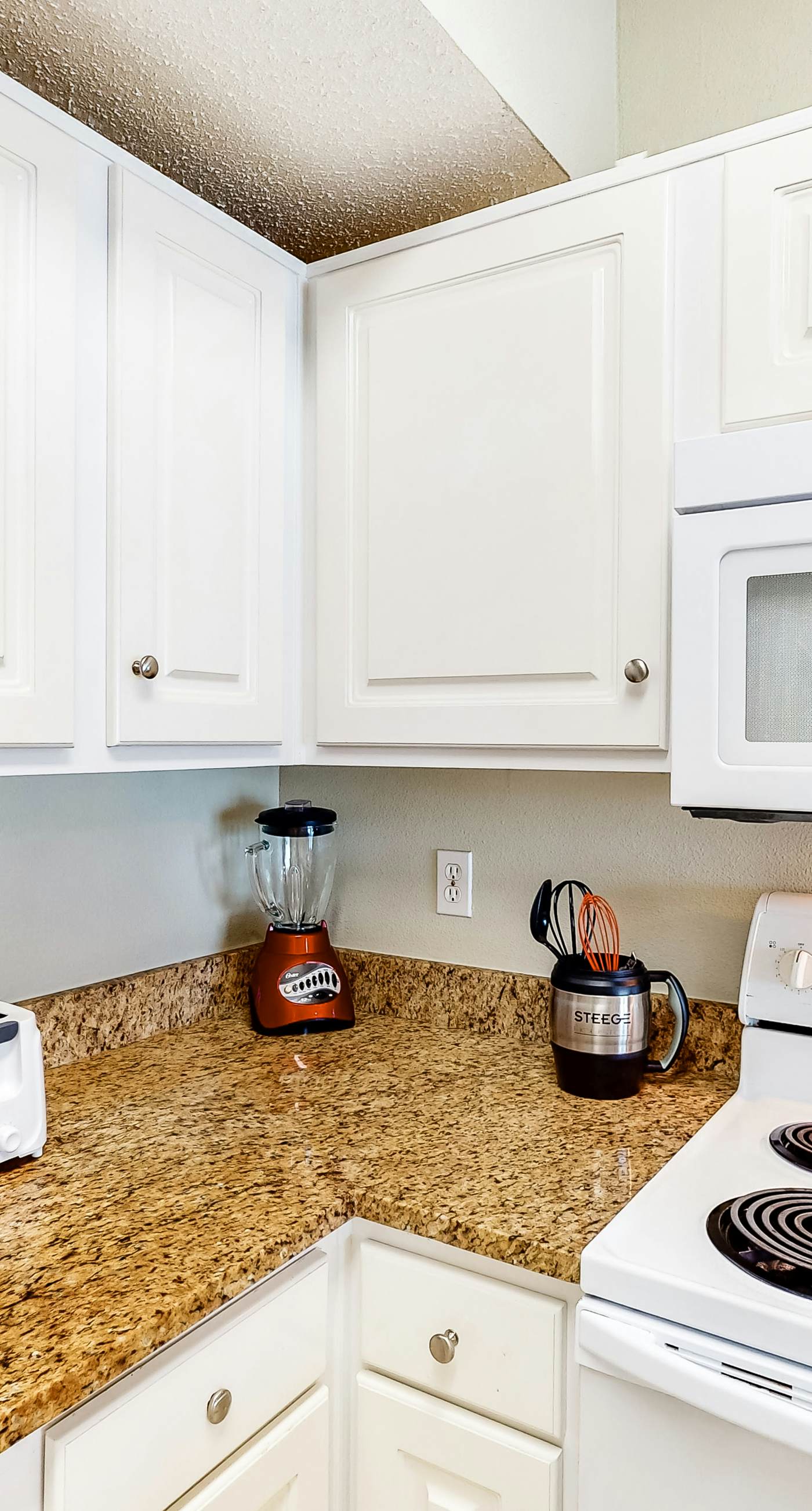 Bright and Nicely Decorated Condo in Gulf-Front Condo w/Shared Pool, WiFi