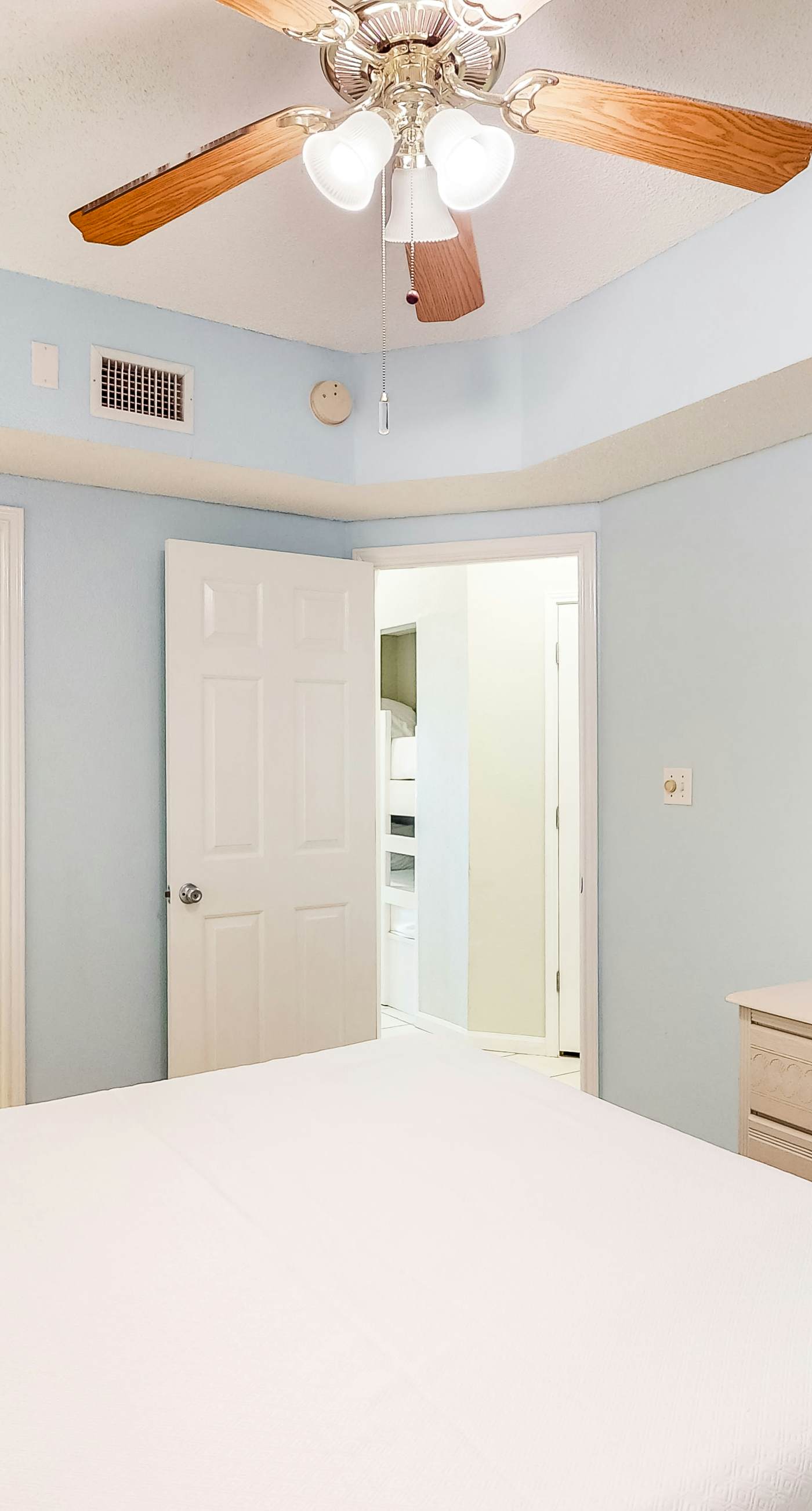 Bright and Nicely Decorated Condo in Gulf-Front Condo w/Shared Pool, WiFi