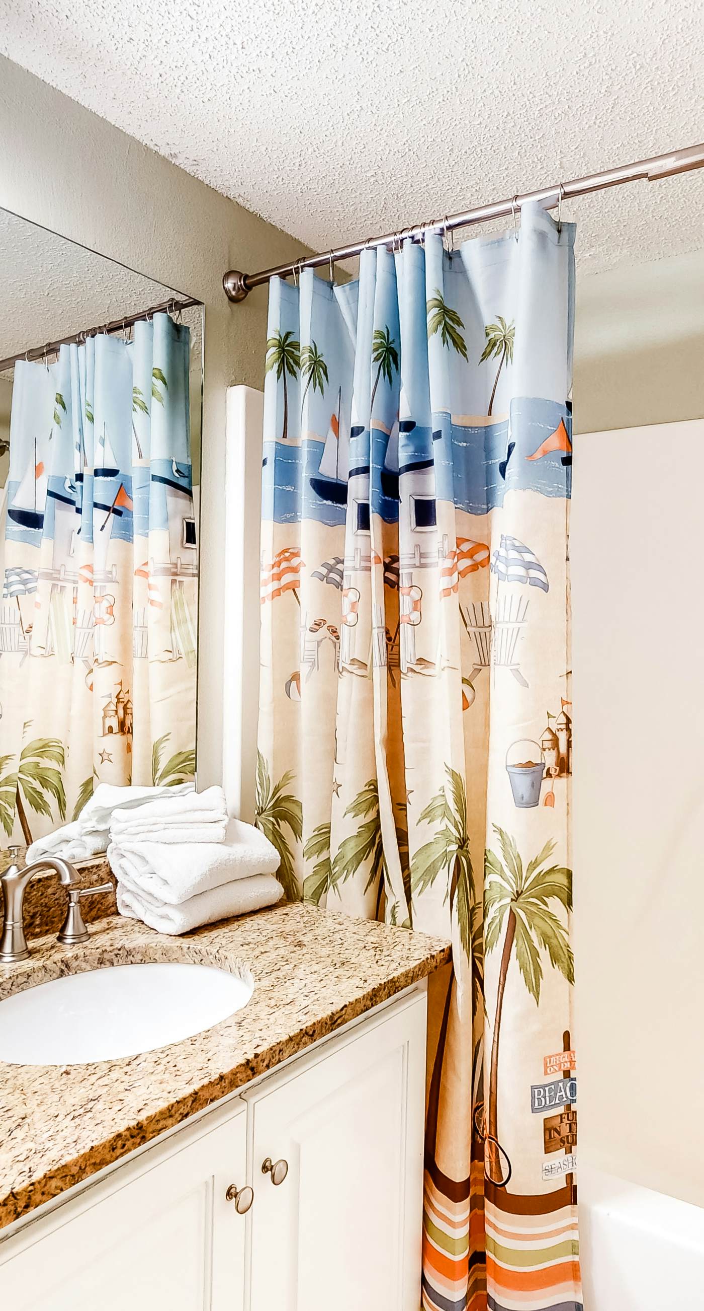 Bright and Nicely Decorated Condo in Gulf-Front Condo w/Shared Pool, WiFi