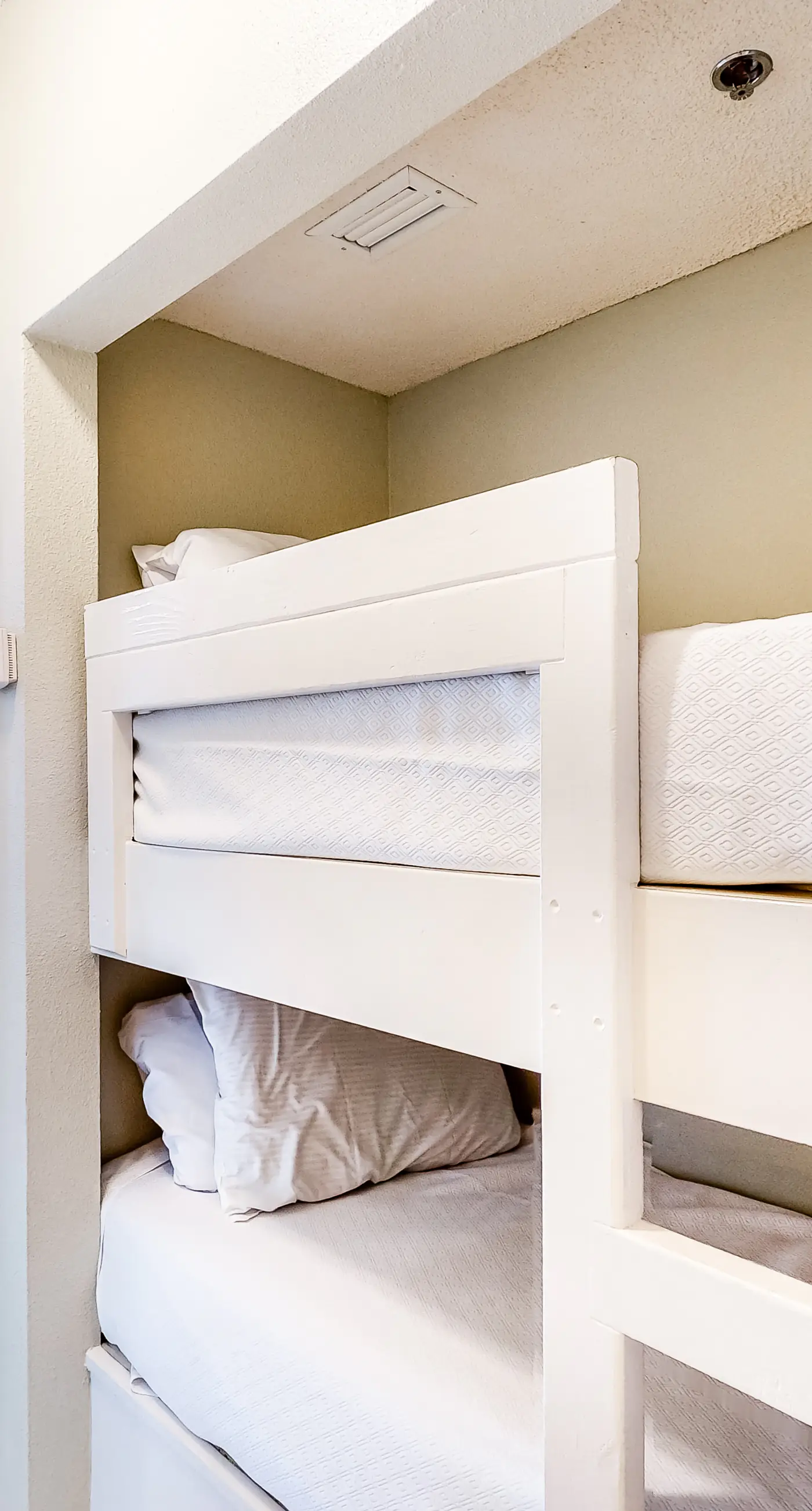 Bright and Nicely Decorated Condo in Gulf-Front Condo w/Shared Pool, WiFi