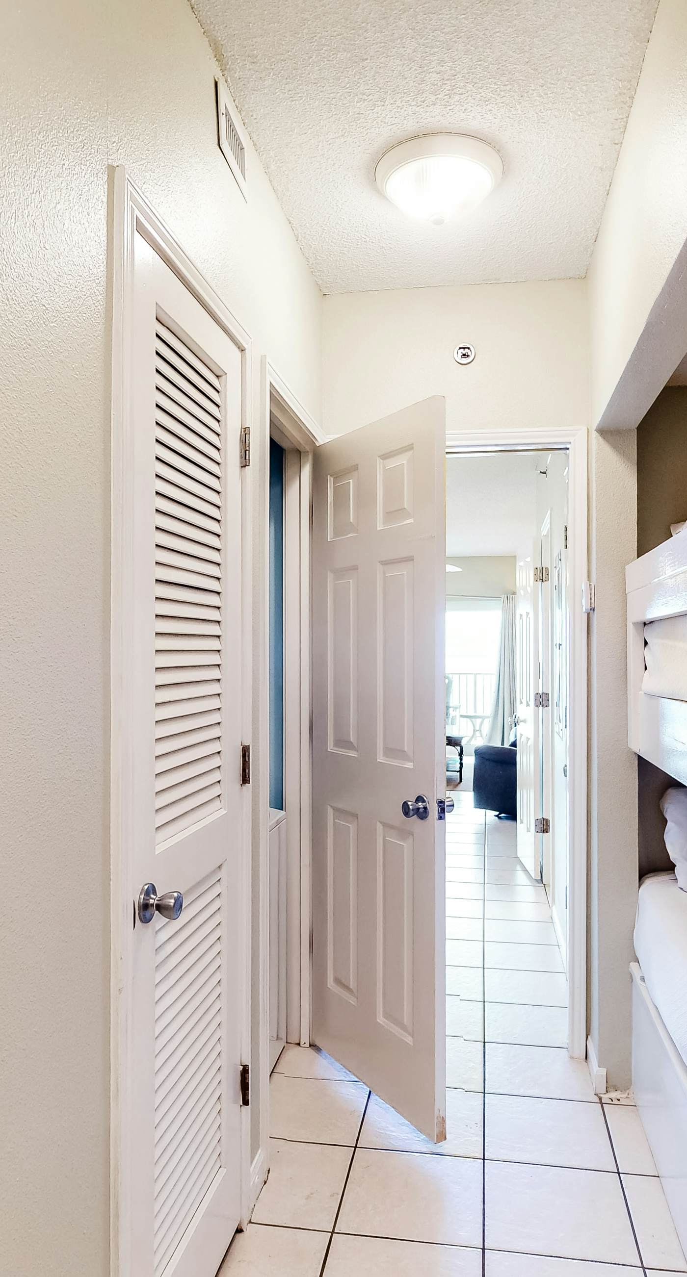 Bright and Nicely Decorated Condo in Gulf-Front Condo w/Shared Pool, WiFi