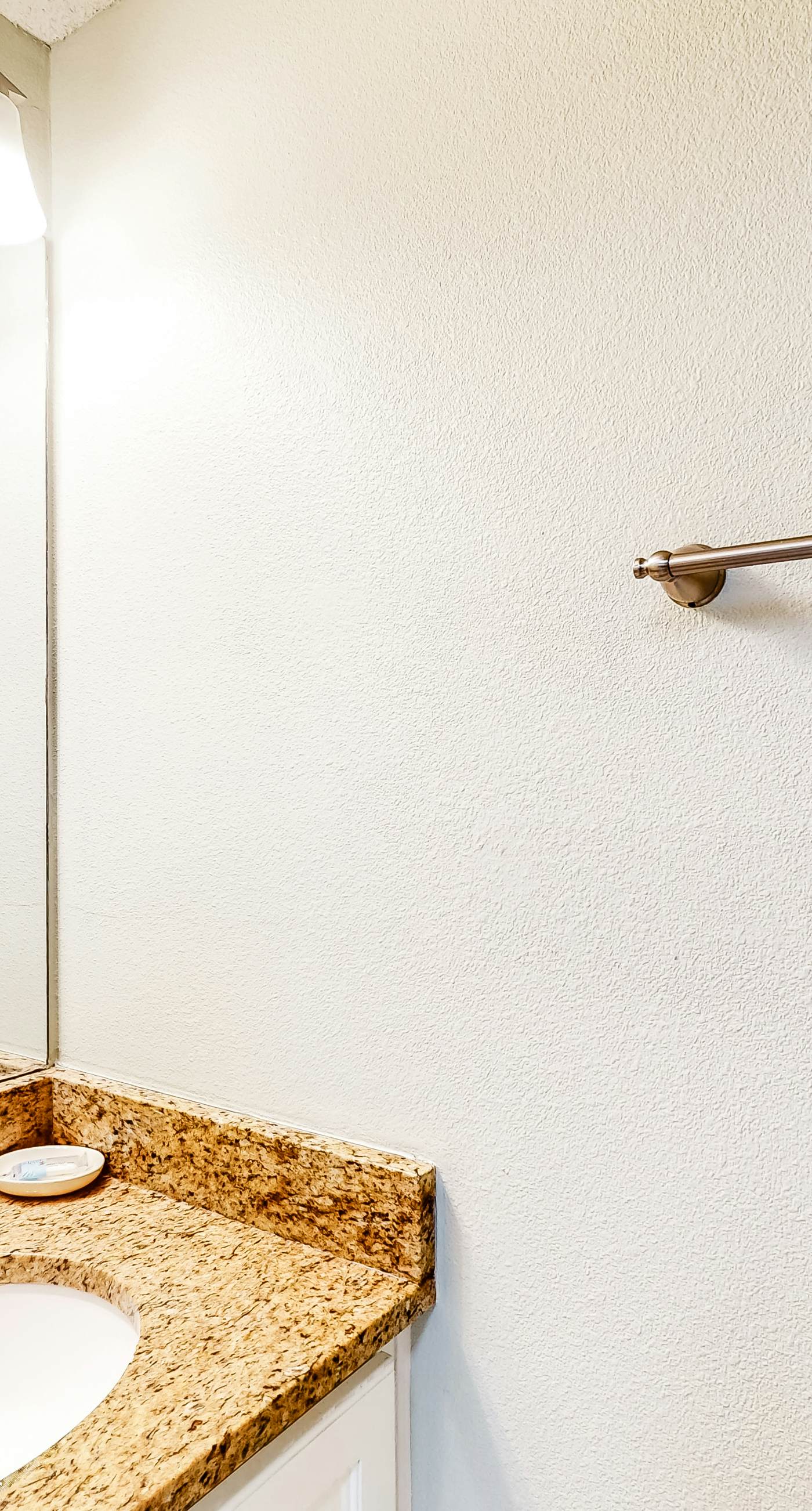 Bright and Nicely Decorated Condo in Gulf-Front Condo w/Shared Pool, WiFi