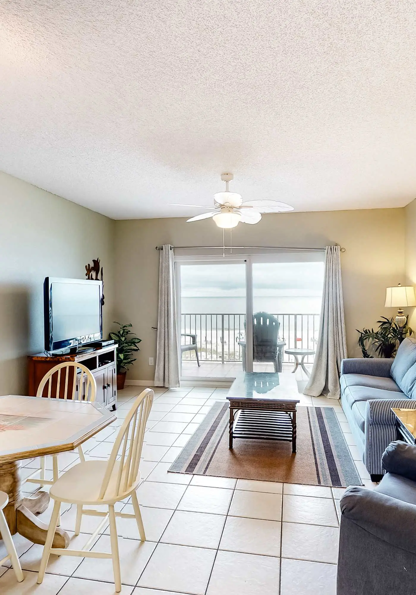 Bright and Nicely Decorated Condo in Gulf-Front Condo w/Shared Pool, WiFi