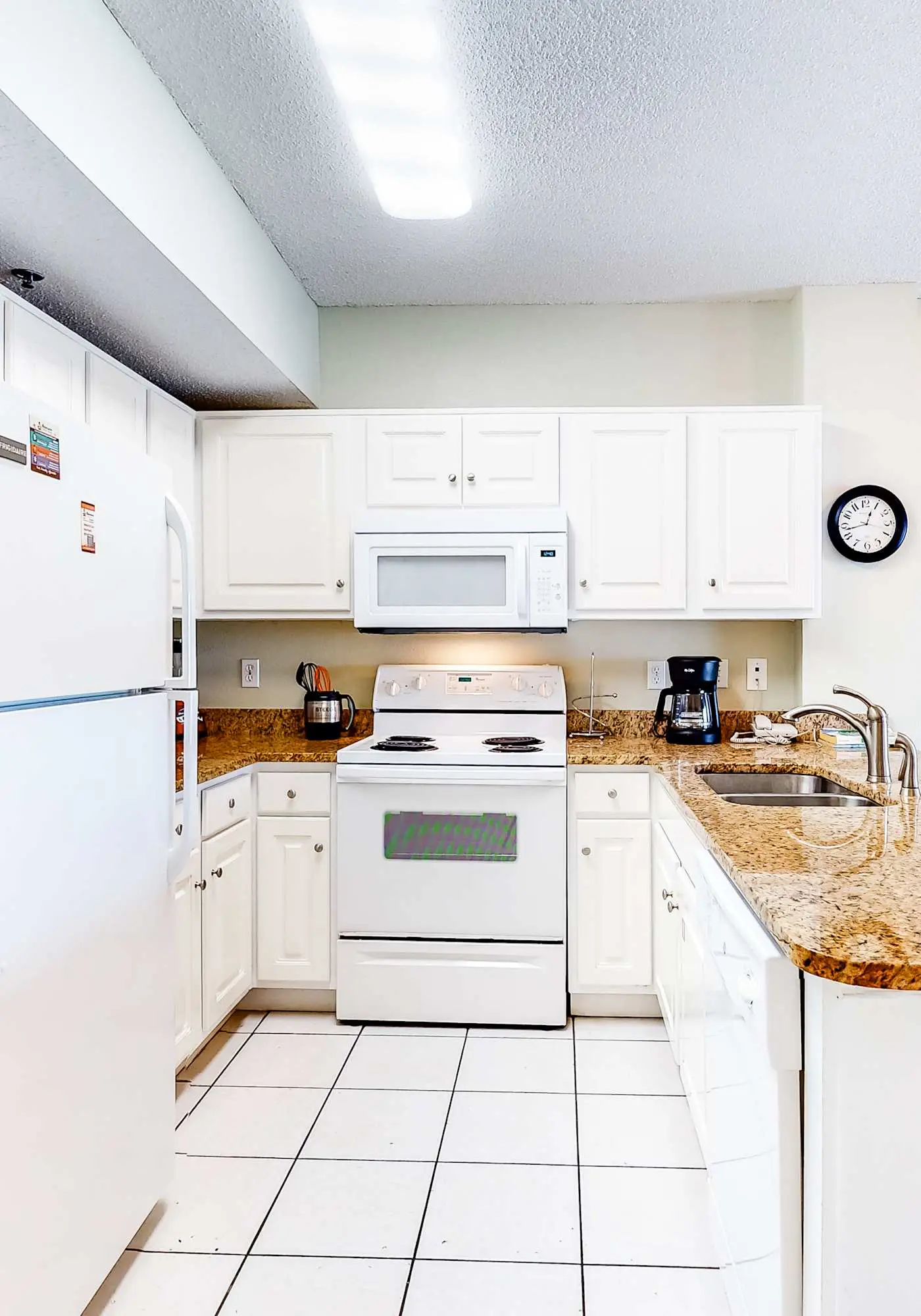 Bright and Nicely Decorated Condo in Gulf-Front Condo w/Shared Pool, WiFi