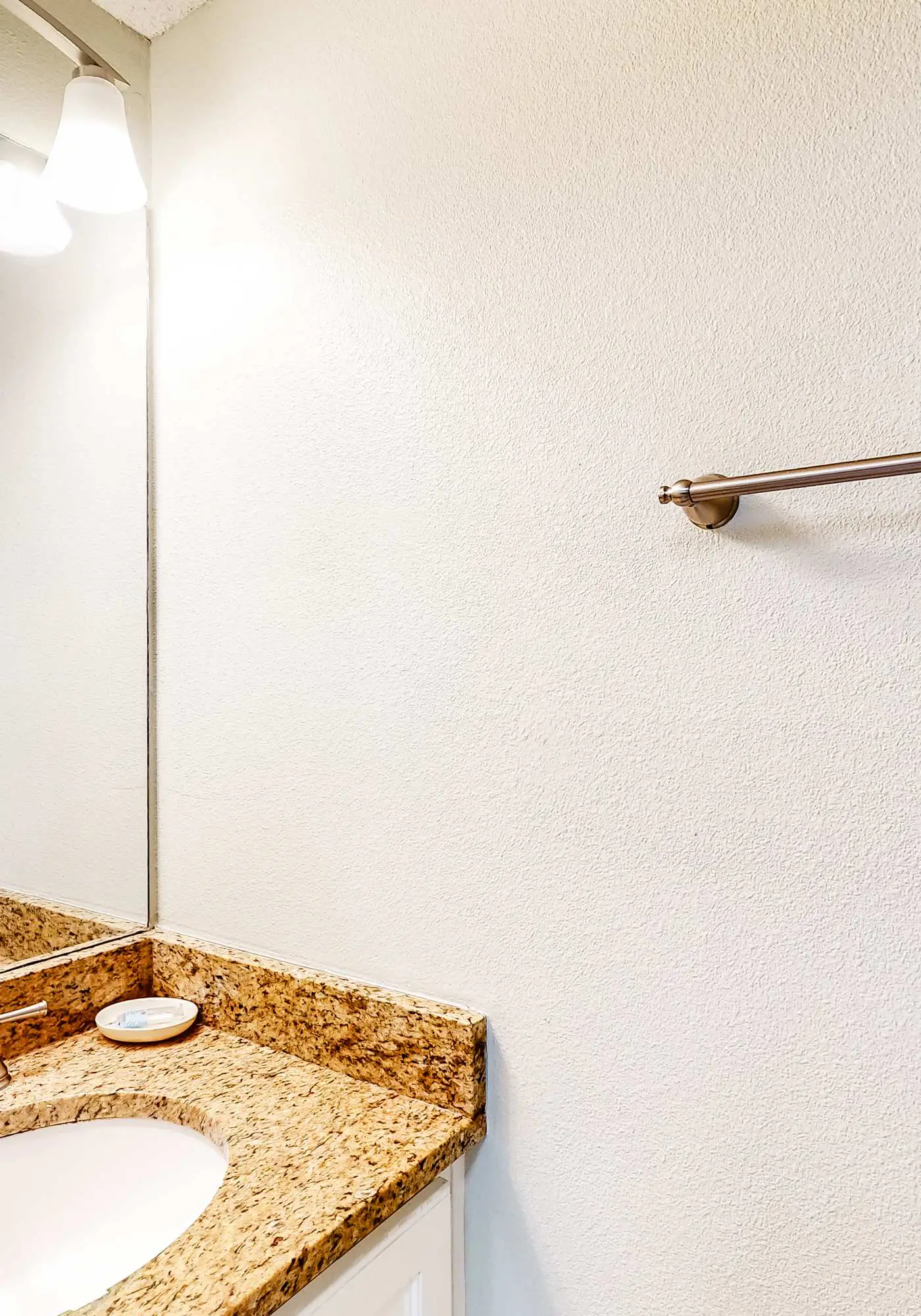 Bright and Nicely Decorated Condo in Gulf-Front Condo w/Shared Pool, WiFi