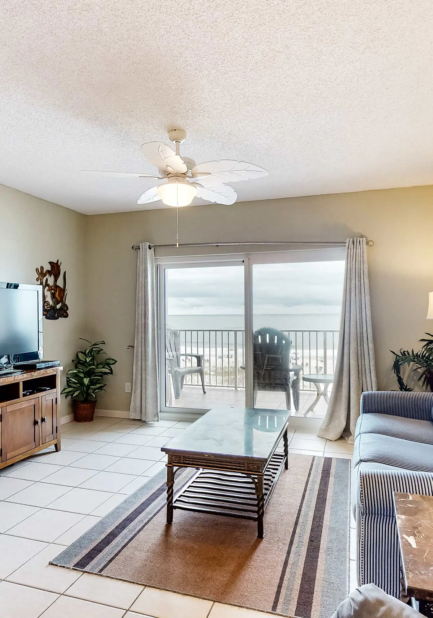 Bright and Nicely Decorated Condo in Gulf-Front Condo w/Shared Pool, WiFi