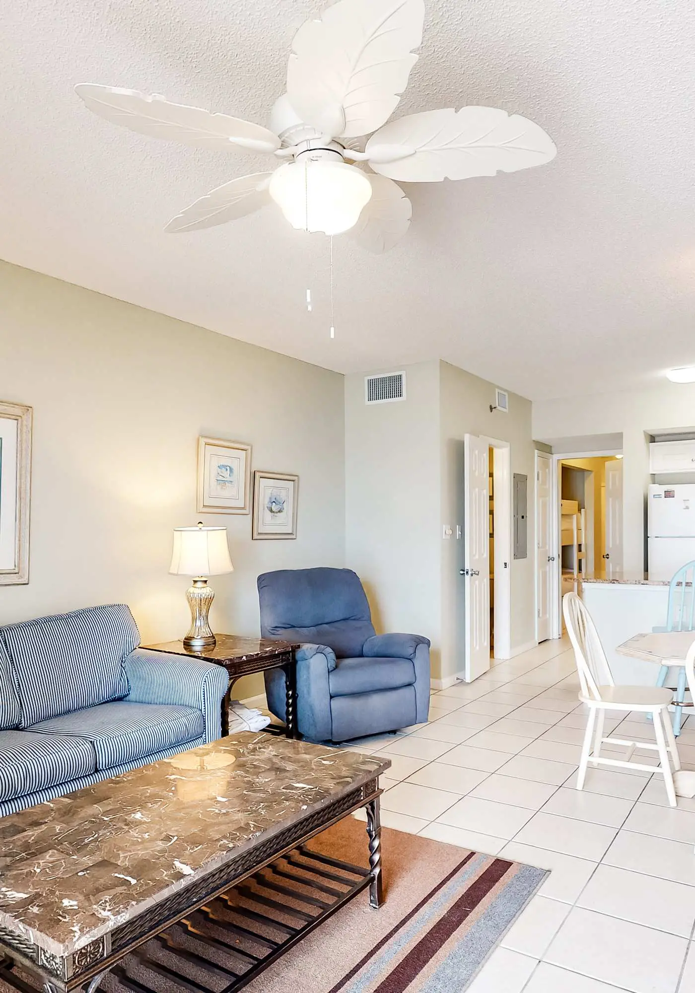 Bright and Nicely Decorated Condo in Gulf-Front Condo w/Shared Pool, WiFi