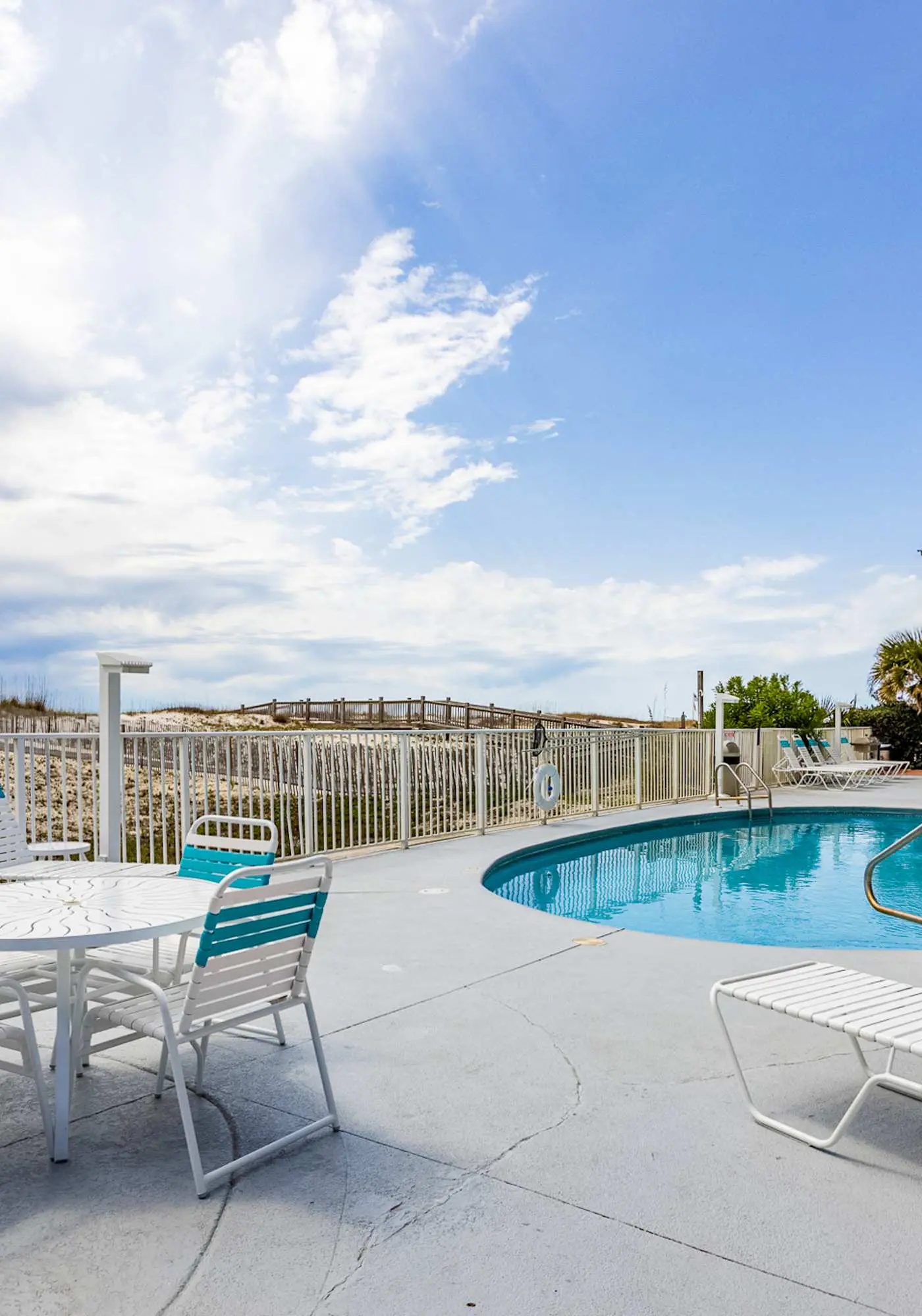 Bright and Nicely Decorated Condo in Gulf-Front Condo w/Shared Pool, WiFi