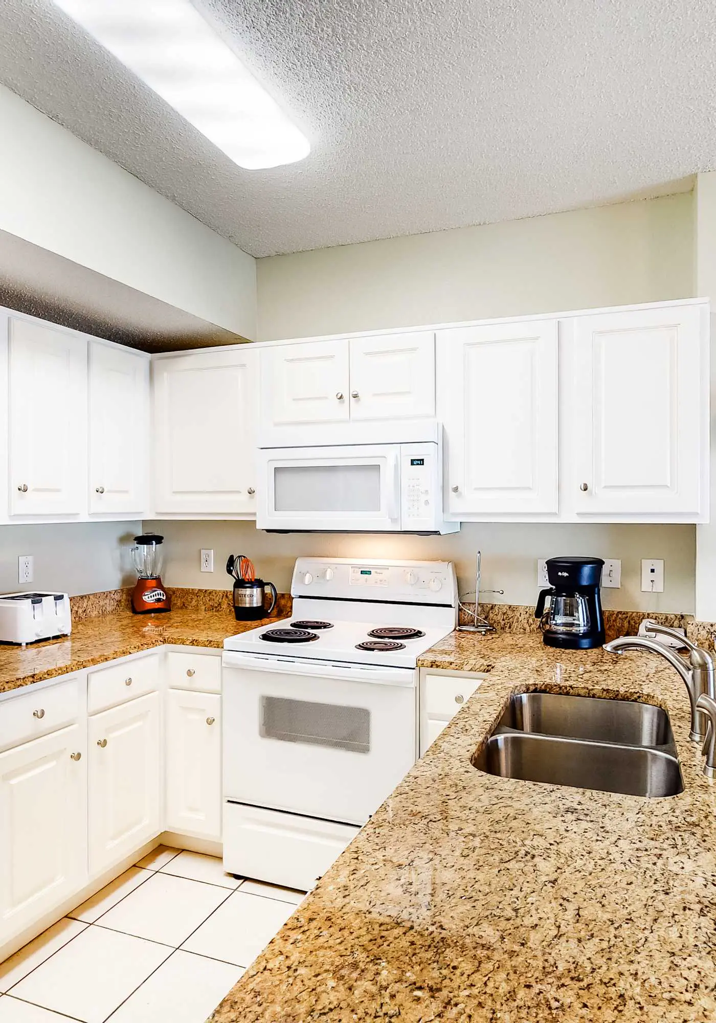 Bright and Nicely Decorated Condo in Gulf-Front Condo w/Shared Pool, WiFi