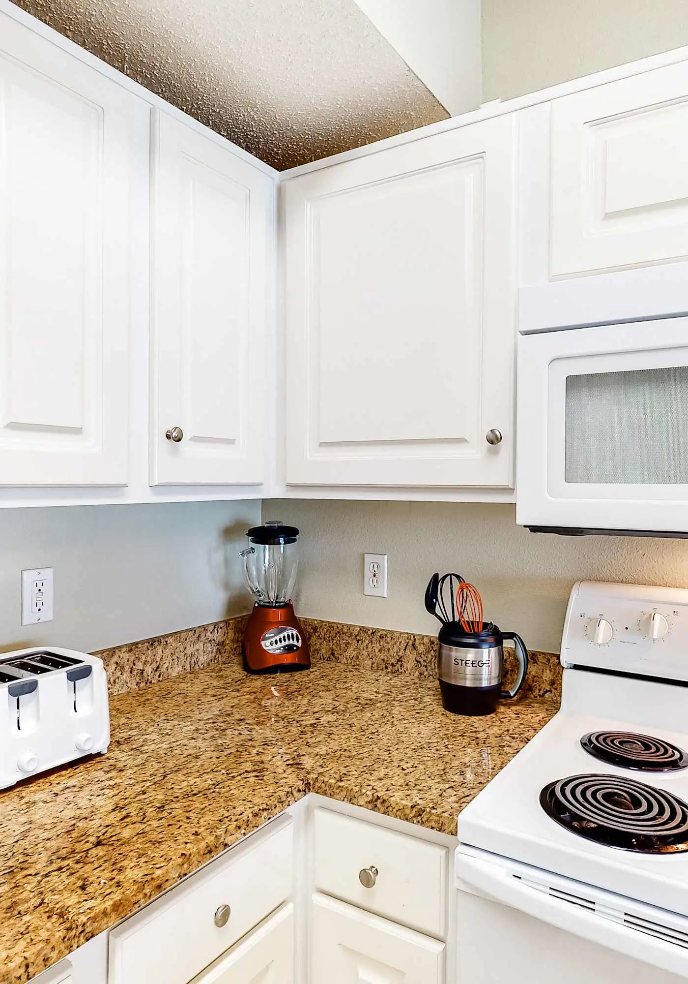 Bright and Nicely Decorated Condo in Gulf-Front Condo w/Shared Pool, WiFi