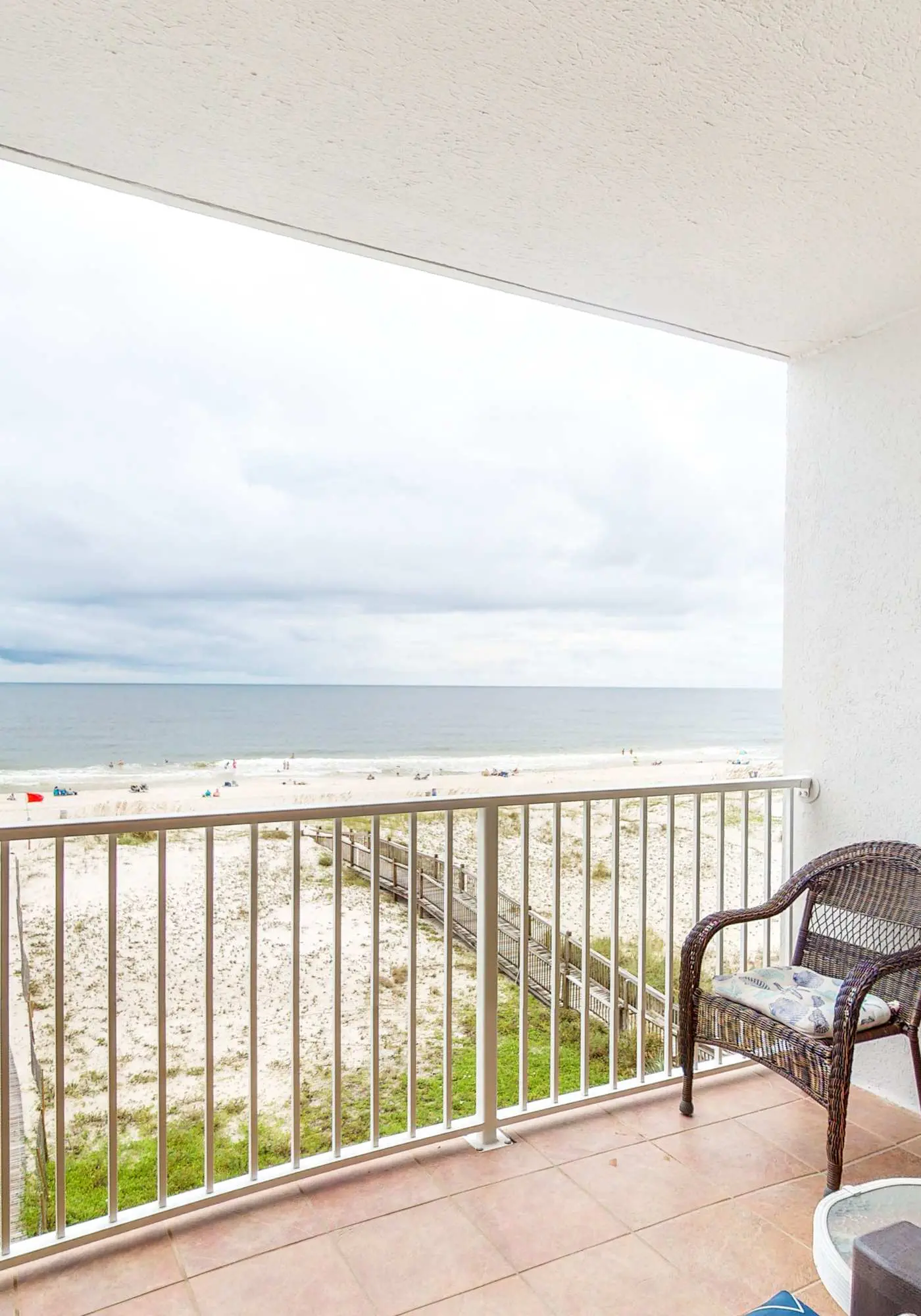 Bright and Nicely Decorated Condo in Gulf-Front Condo w/Shared Pool, WiFi
