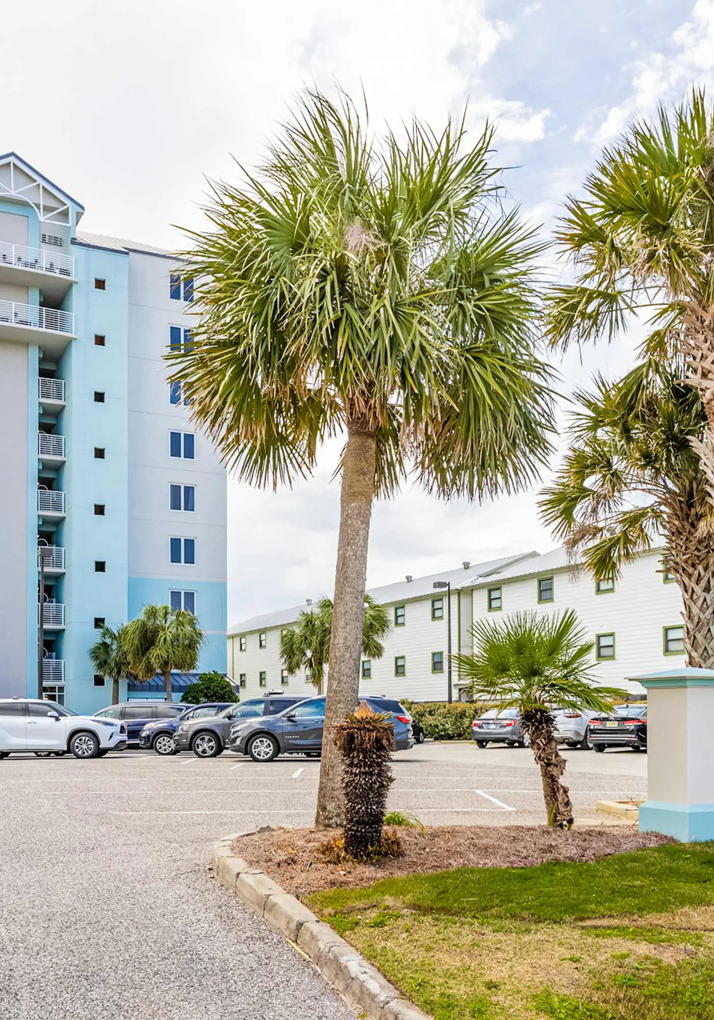 Bright and Nicely Decorated Condo in Gulf-Front Condo w/Shared Pool, WiFi