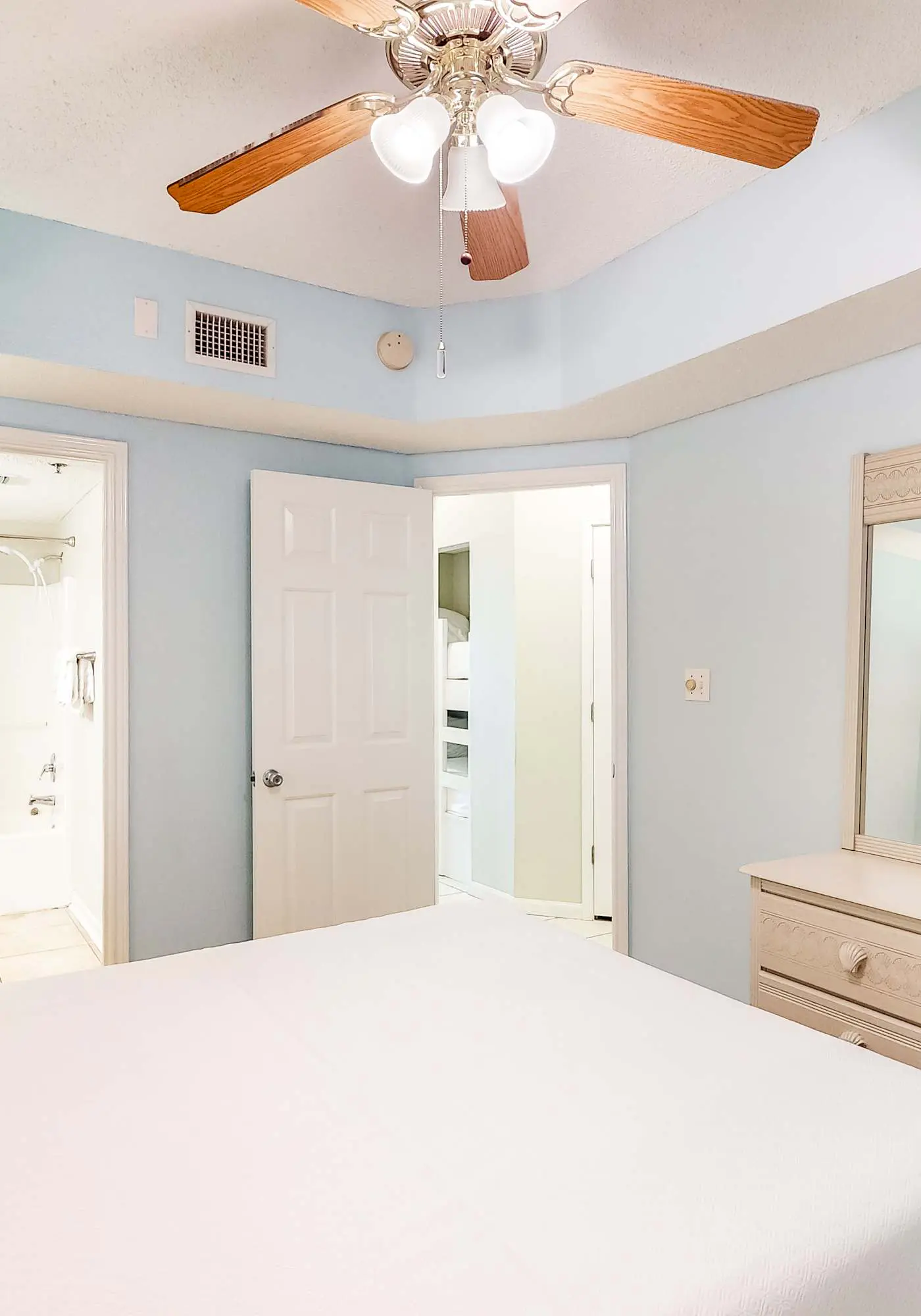 Bright and Nicely Decorated Condo in Gulf-Front Condo w/Shared Pool, WiFi