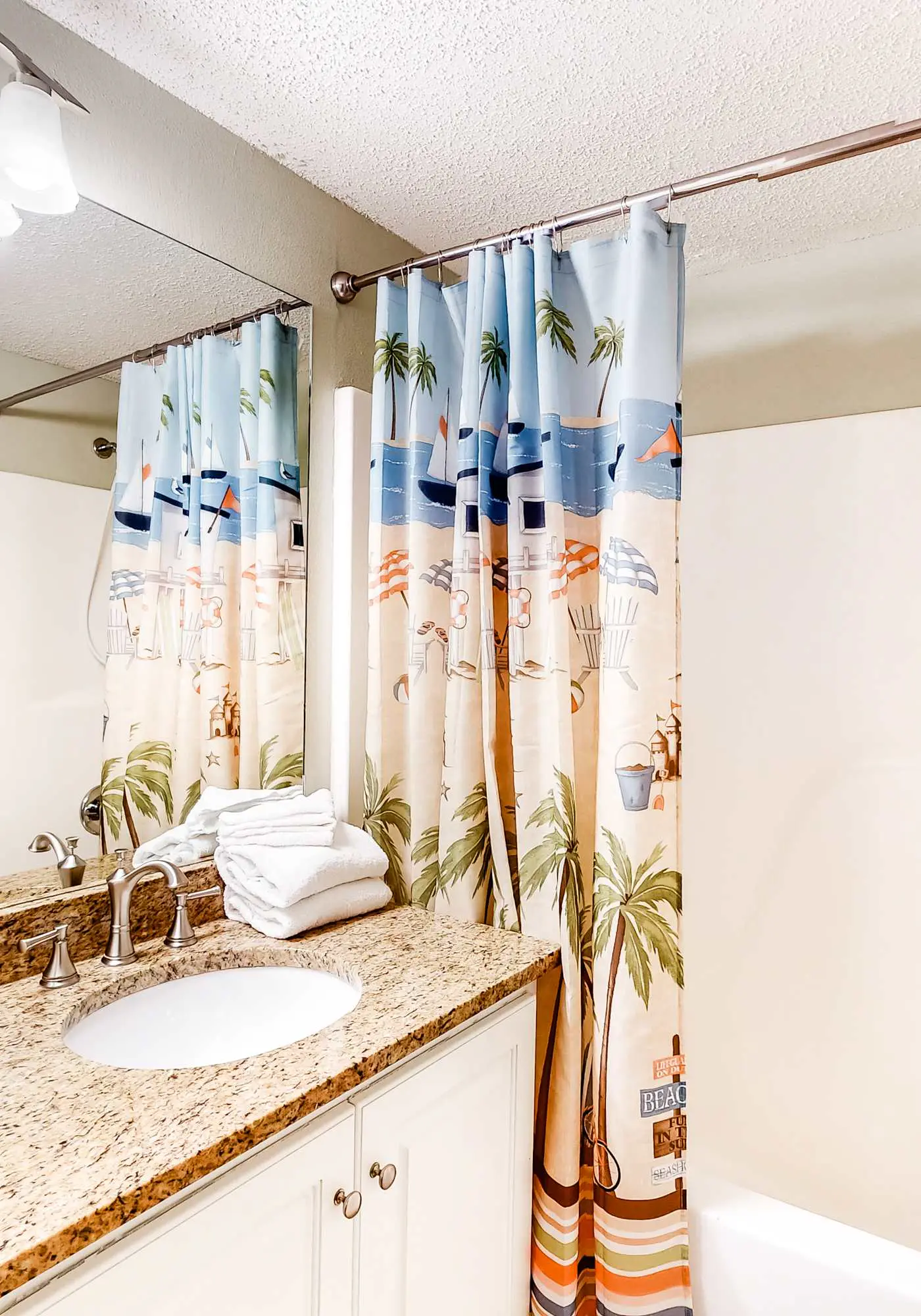 Bright and Nicely Decorated Condo in Gulf-Front Condo w/Shared Pool, WiFi