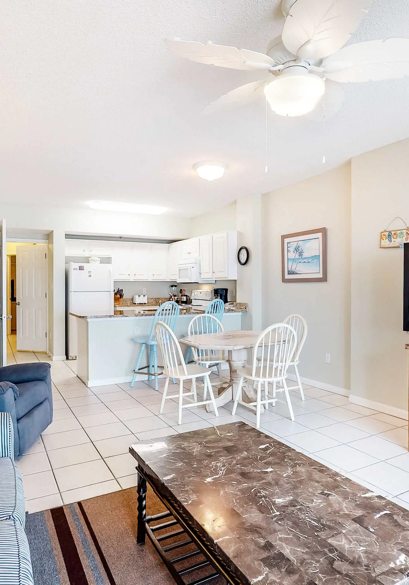 Bright and Nicely Decorated Condo in Gulf-Front Condo w/Shared Pool, WiFi