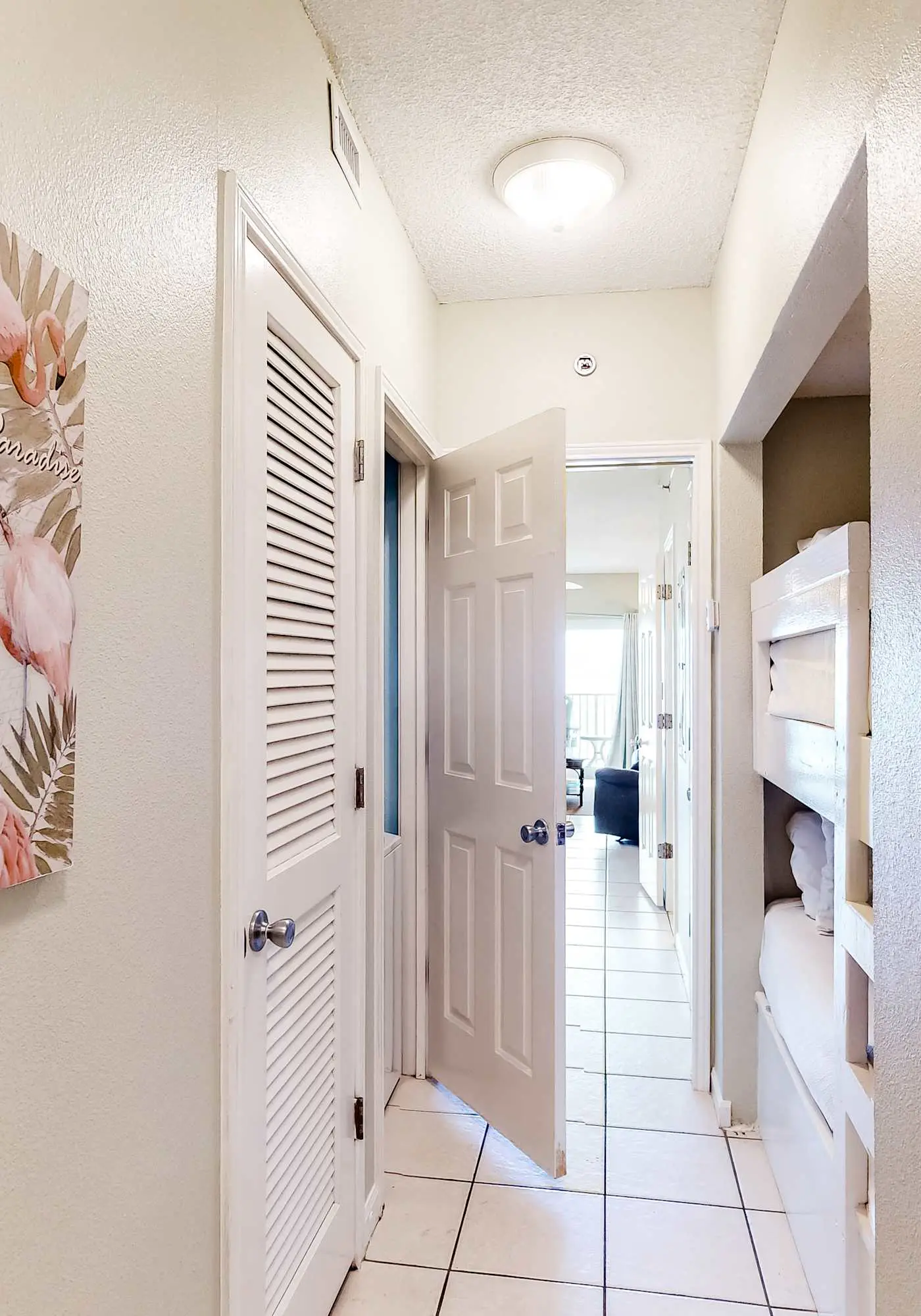 Bright and Nicely Decorated Condo in Gulf-Front Condo w/Shared Pool, WiFi
