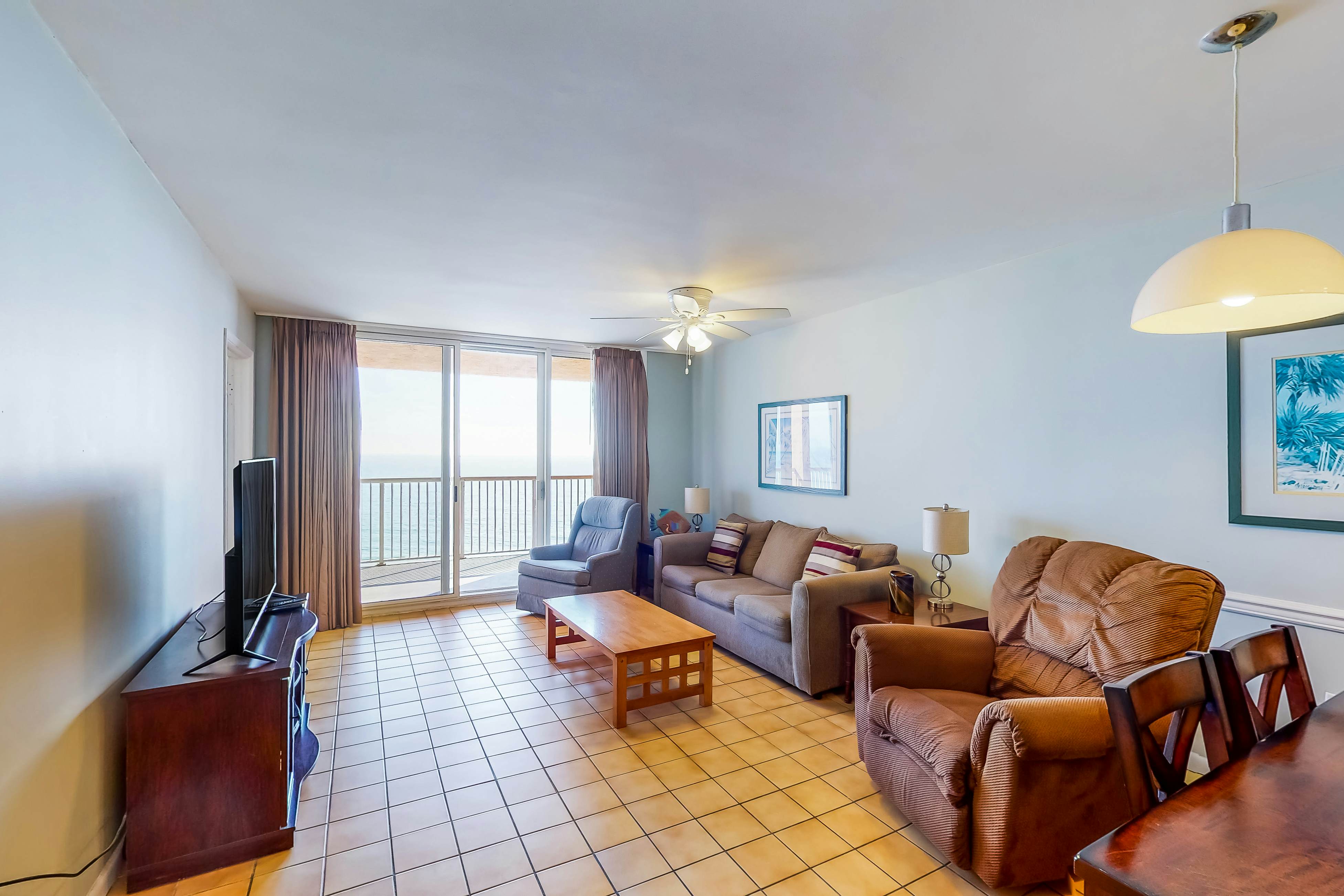 Beachfront Balcony with Million-Dollar Views, Shared Pool, WiFi, Washer & Dryer